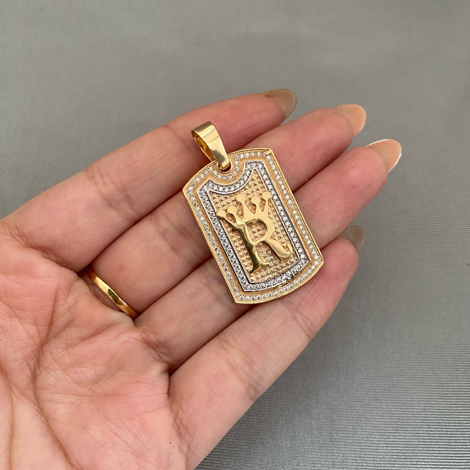 Dije placa cuadrada casting centro corona rx  Tres oros 18k 8,3 Gr / 4,0 Cm