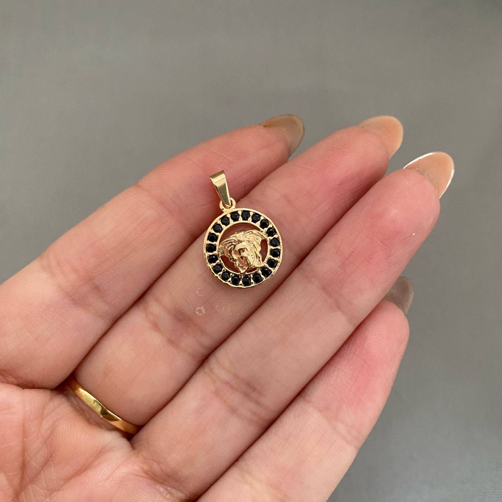 Dije medusa vs borde casting negro Oro amarillo 18k 1,55 Gr / 2,2 Cm