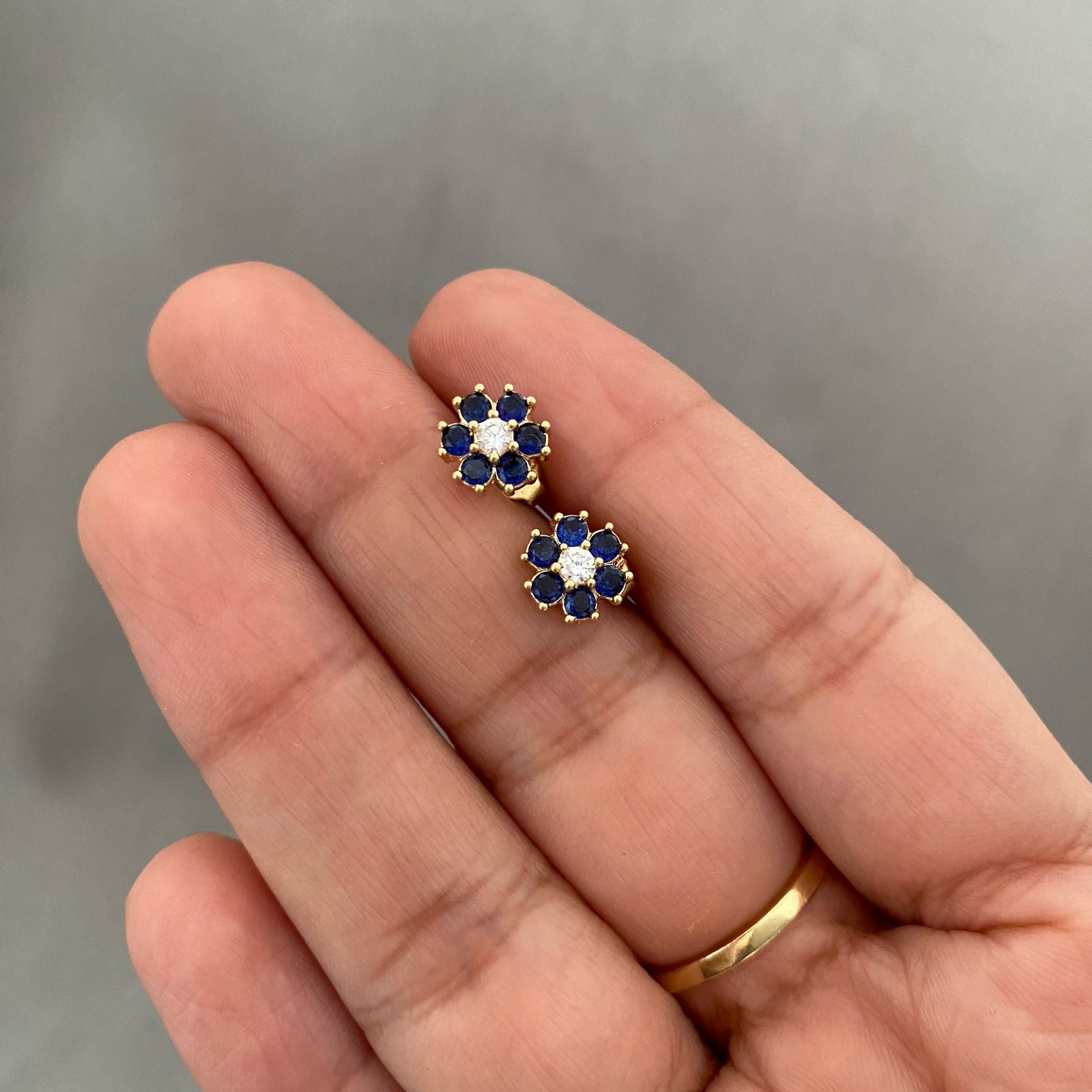 Topos flor azul Oro amarillo 18k 2,4 Gr / 8,1 mm