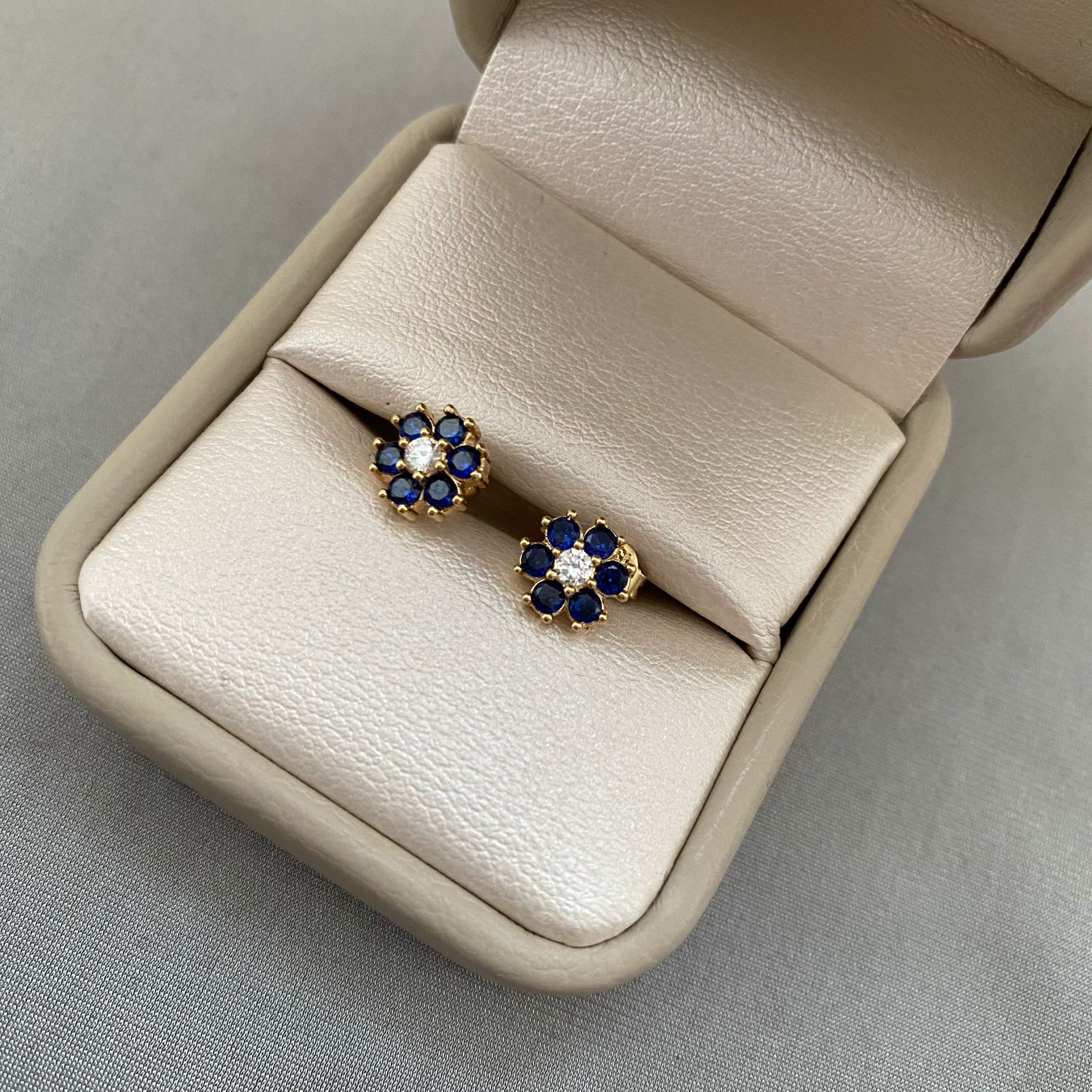Topos flor azul Oro amarillo 18k 2,4 Gr / 8,1 mm
