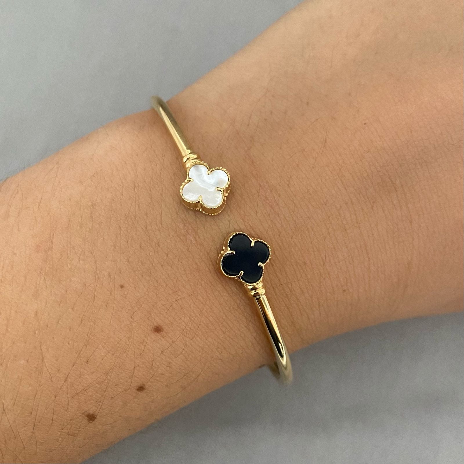 Pulso aro It doble trebol negro y blanco Oro amarillo 18k +4 / 6,35 Gr / 2 mm / 17,5 Cm