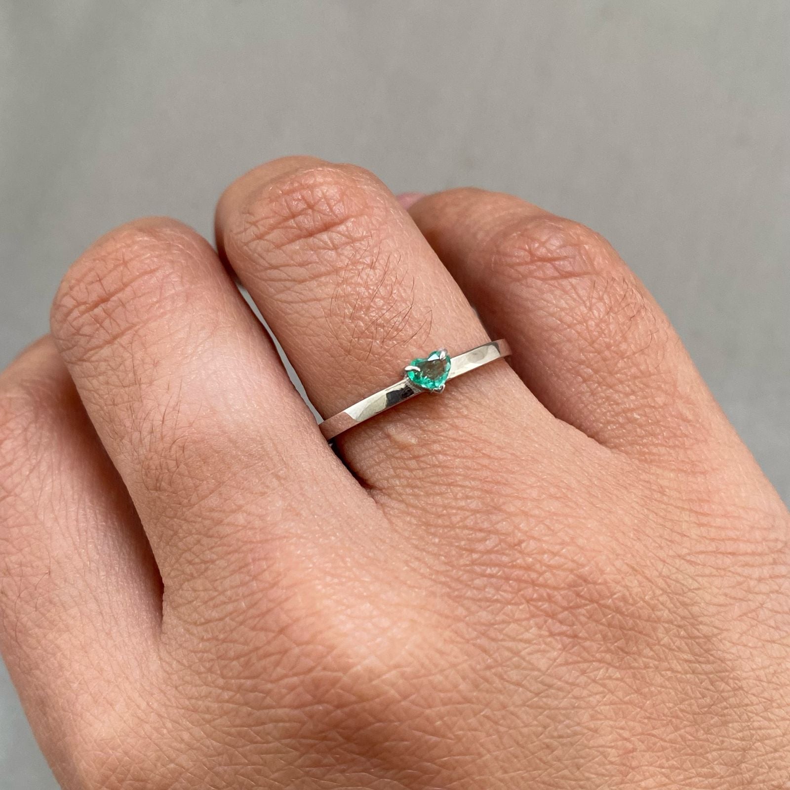 Anillo solitario corazon esmeralda Oro blanco 18k / Talla 8 3/4 / 2,0 Gr