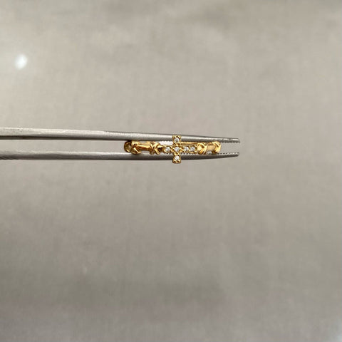 Anillo cruz casting lateral grabado en x Oro amarillo 18k / Talla 6 3/4 / 1,85 Gr