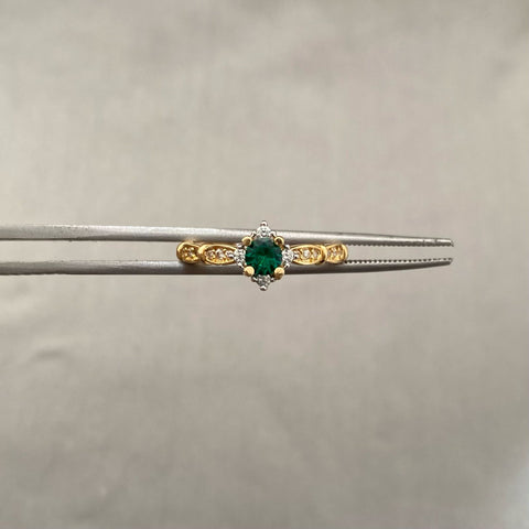 Anillo solitario circon verde lateral casting Oro amarillo 18k / Talla 6 3/4 / 2,45 Gr