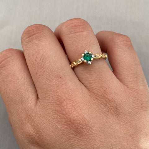Anillo solitario circon verde lateral casting Oro amarillo 18k / Talla 6 3/4 / 2,45 Gr