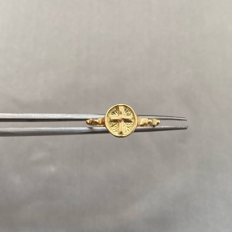 Anillo lateral en punta centro cruz Oro amarillo 18k / Talla 6 1/2 / 1,85 Gr