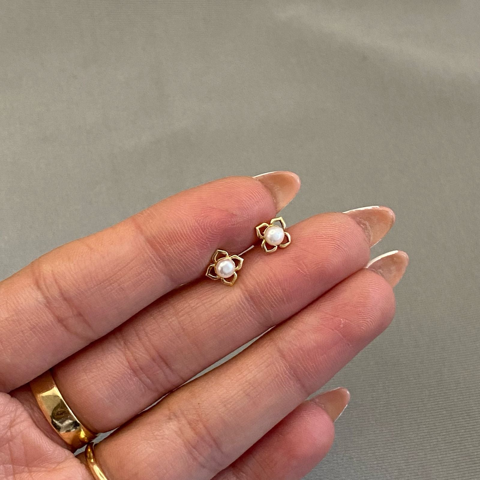 Topos flor centro perla Oro amarillo 18k 0,95 Gr / 5,9 mm