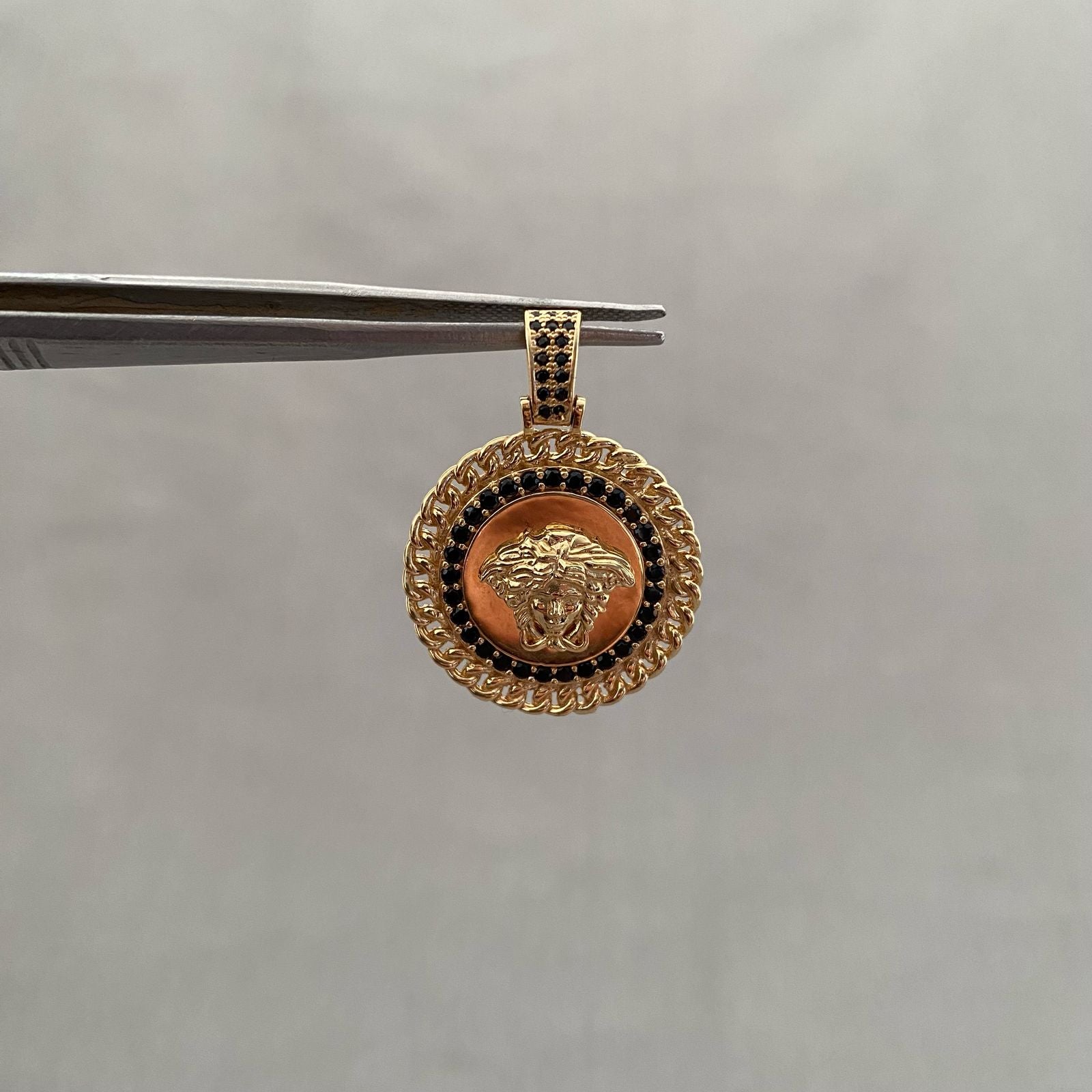 Dije medusa vs casting negro Oro amarillo 18k 6,8 Gr / 3,3 Cm