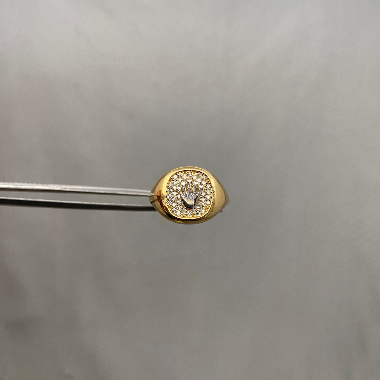 Anillo rectangular grabado corona rx fondo circones Oro amarillo y Oro blanco 18k / Talla 7 / 3,95 Gr