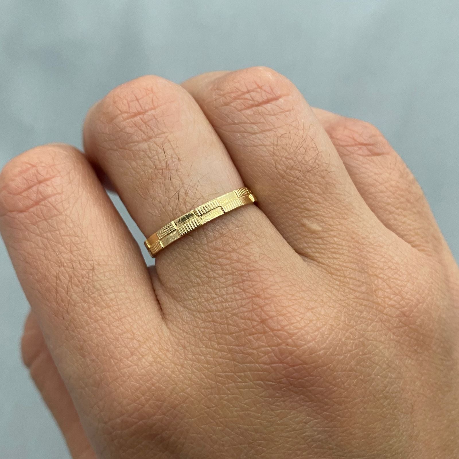 Anillo relieve tipo lineas Oro amarillo 18k / Talla 7 1/2 / 2,3 Gr