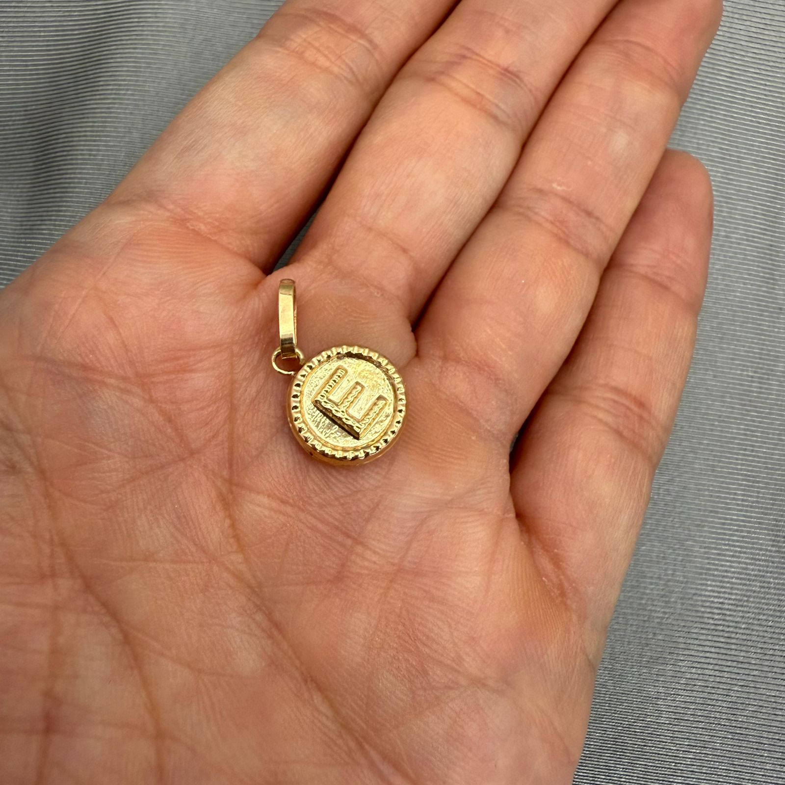 Dije letra e Oro amarillo 18k 0,7 Gr / 2,0 Cm