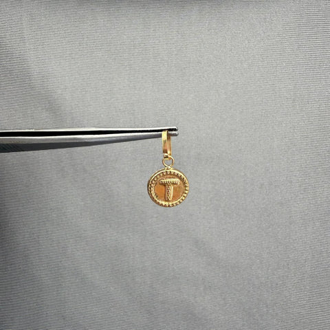 Dije letra t Oro amarillo 18k 0,75 Gr / 2,0 Cm