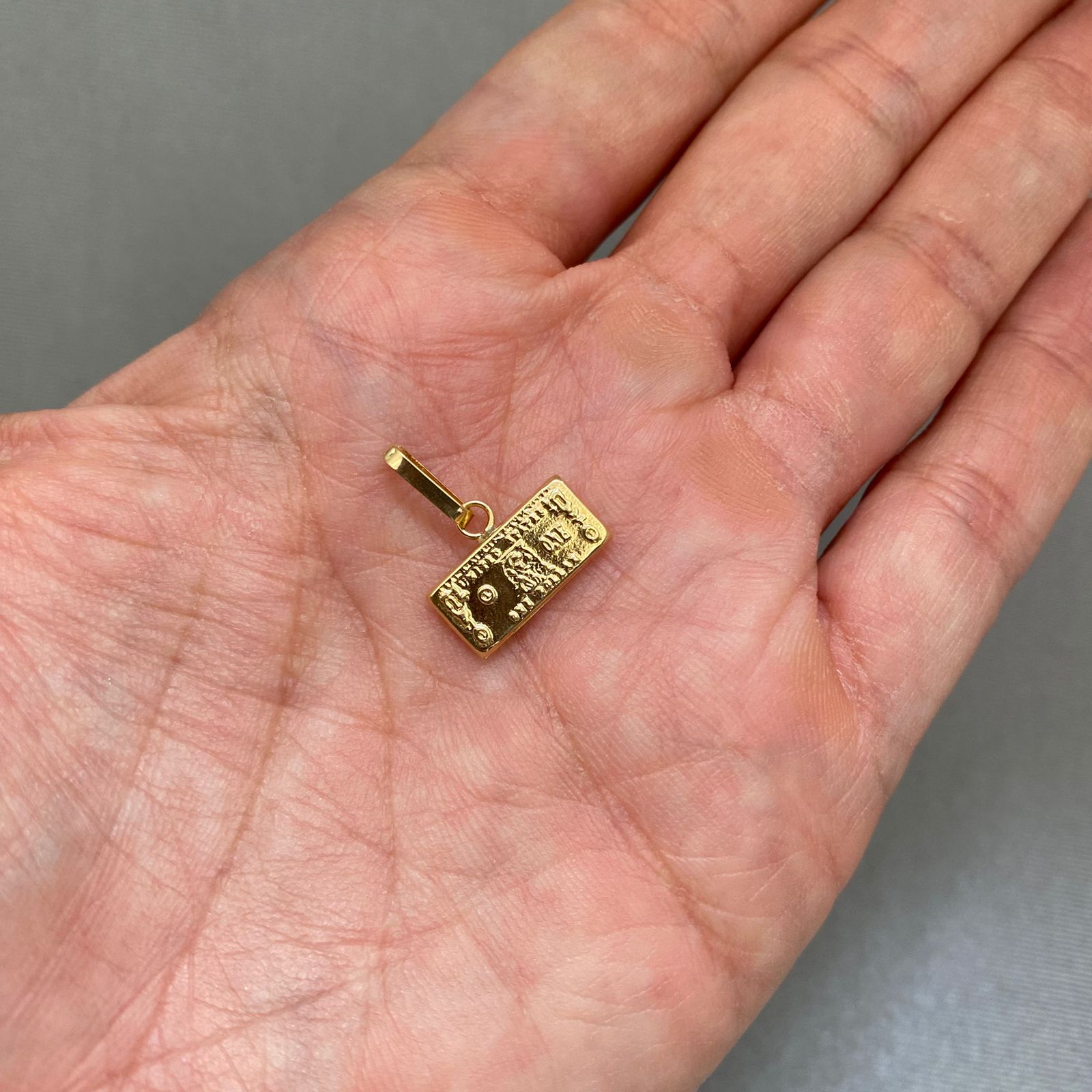 Dije dolar Oro amarillo 18k 0,75 Gr / 1,5 Cm