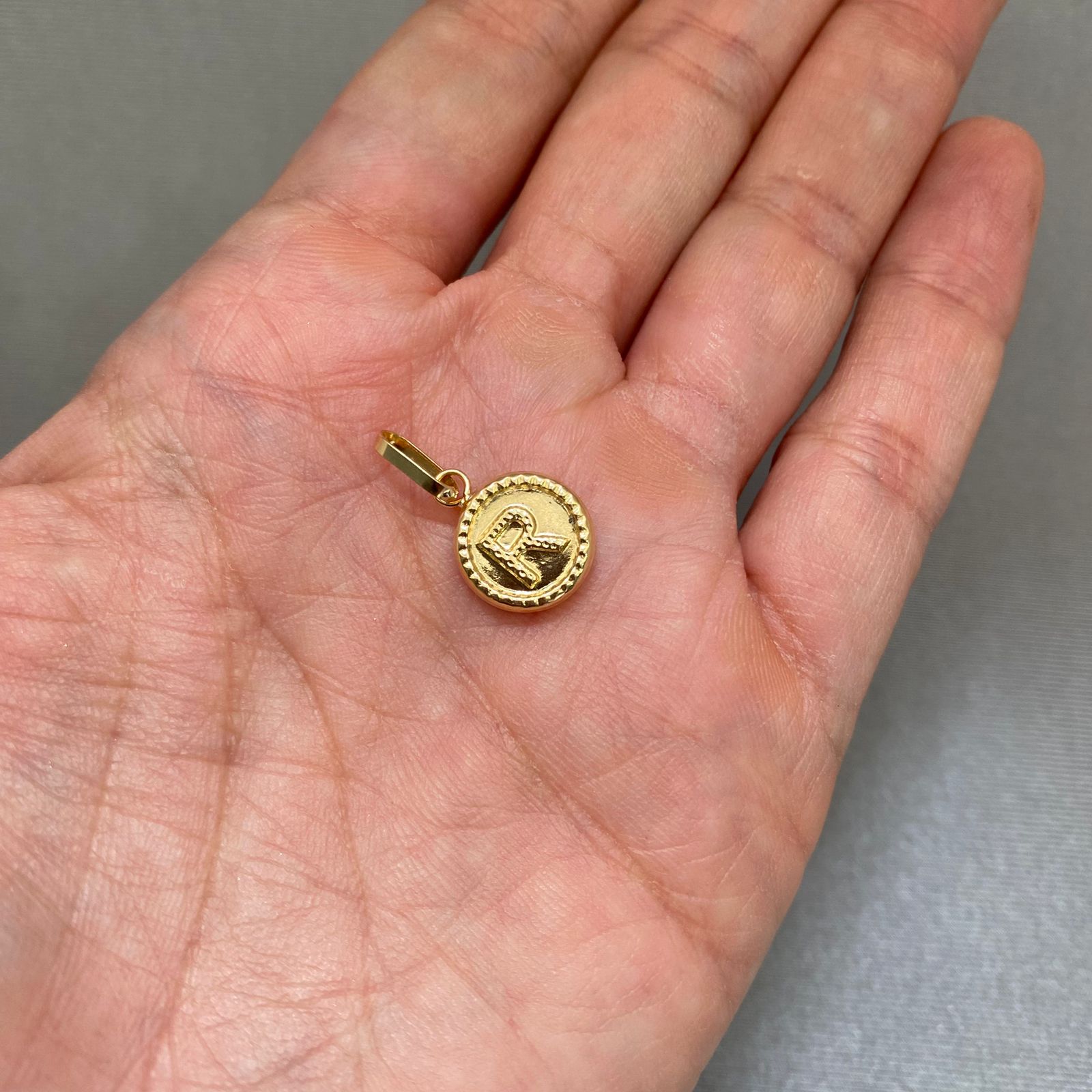 Dije letra r Oro amarillo 18k 0,75 Gr / 2,0 Cm