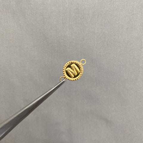 Herraje letra m Oro amarillo 18k 0,65 Gr