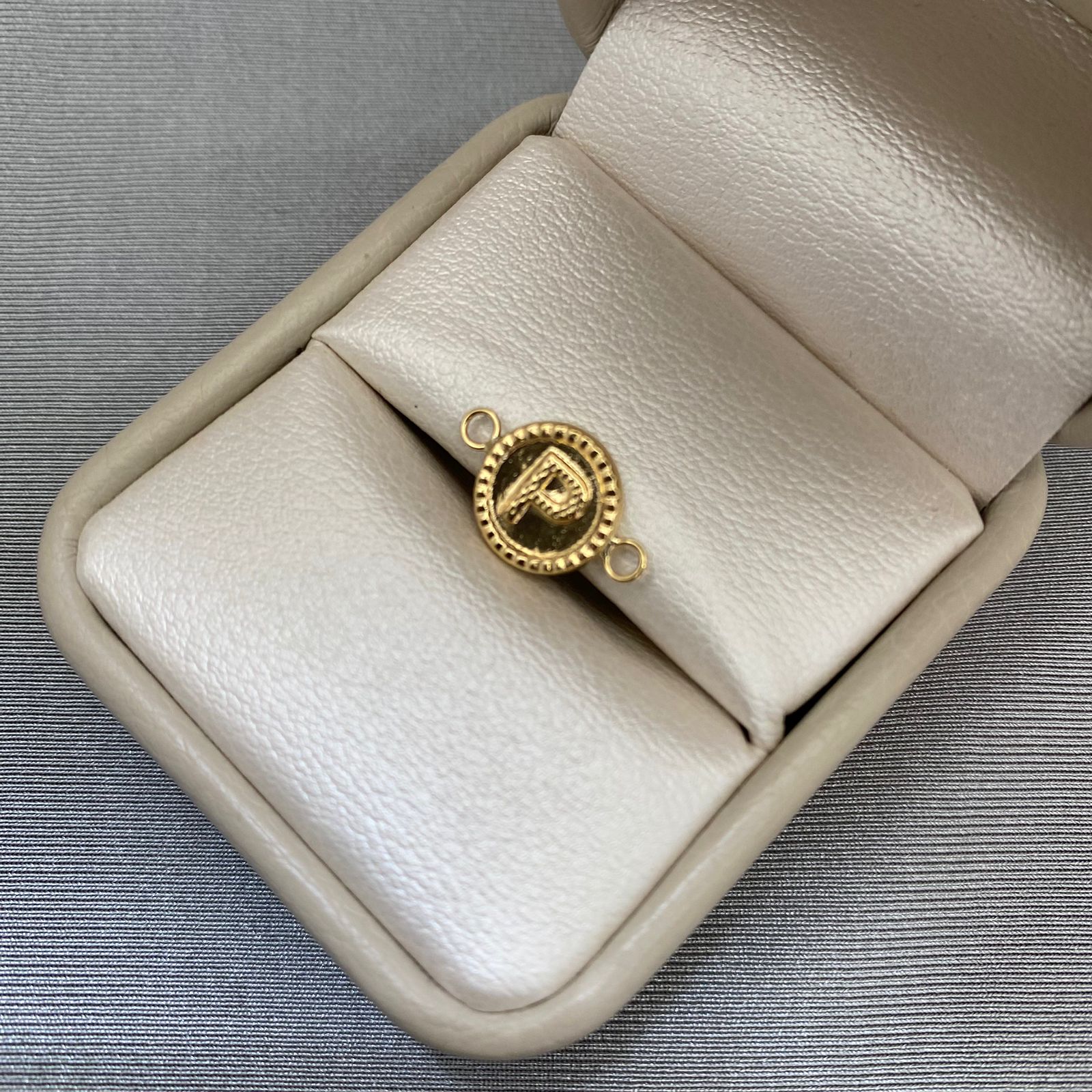 Herraje letra p Oro amarillo 18k 0,65 Gr