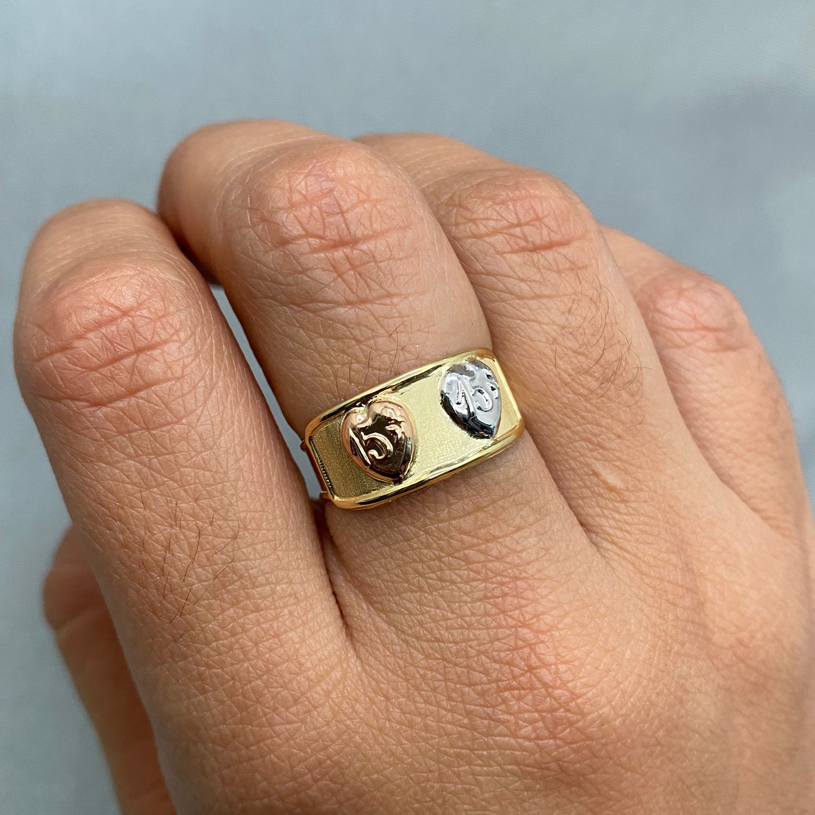 Anillo 15´s grabado corazones Tres oros 18k / Talla 8 1/4 / 1,8 Gr