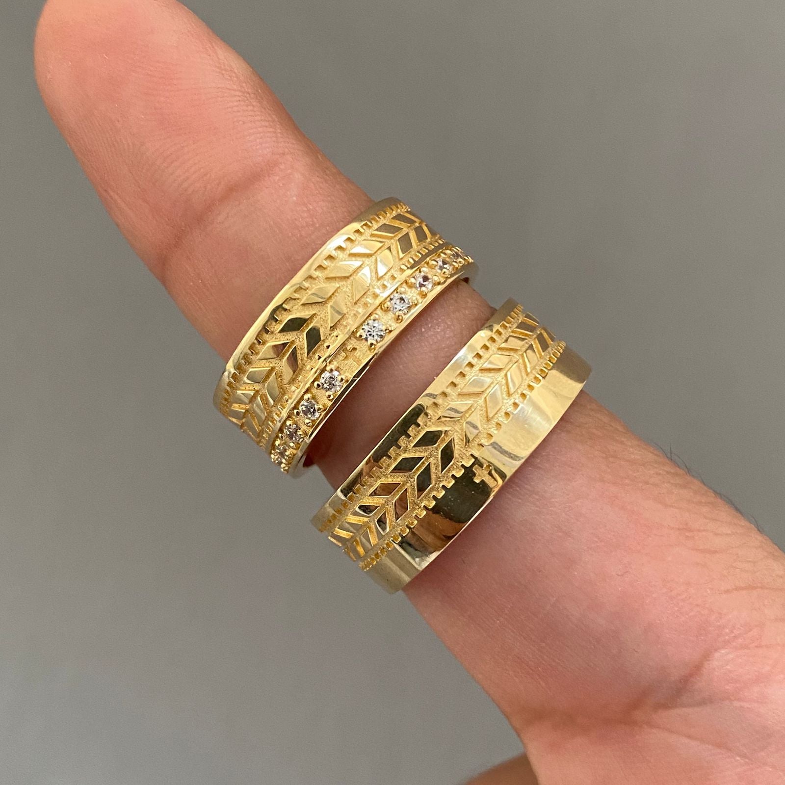 Argollas grabado espigas casting (POR FABRICACION) Oro amarillo 18k / Talla 7 - 8 / 18,0 Gr