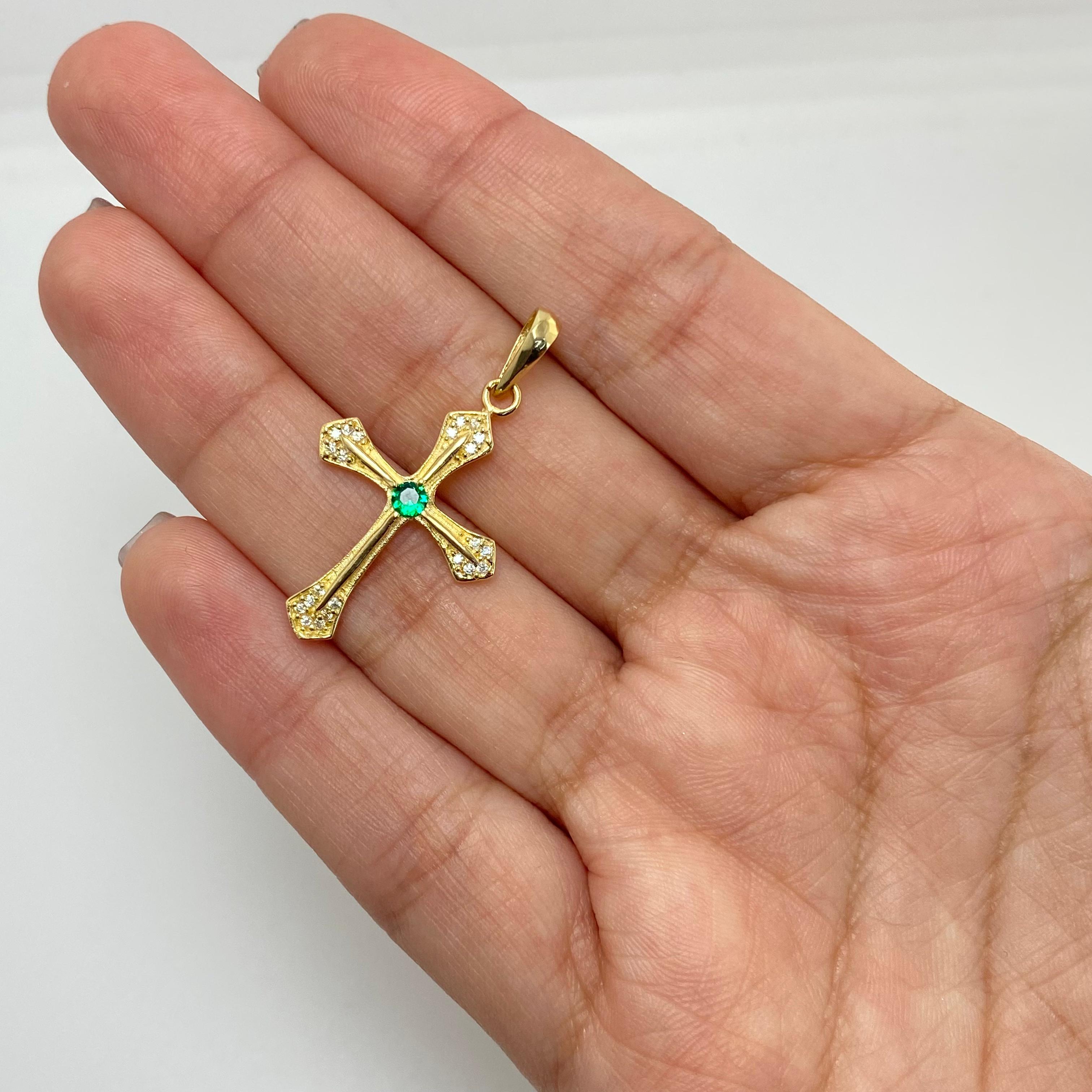 Dije cruz centro circon verde puntas circones blancos Oro amarillo 18k 2,15 Gr / 3,5 Cm