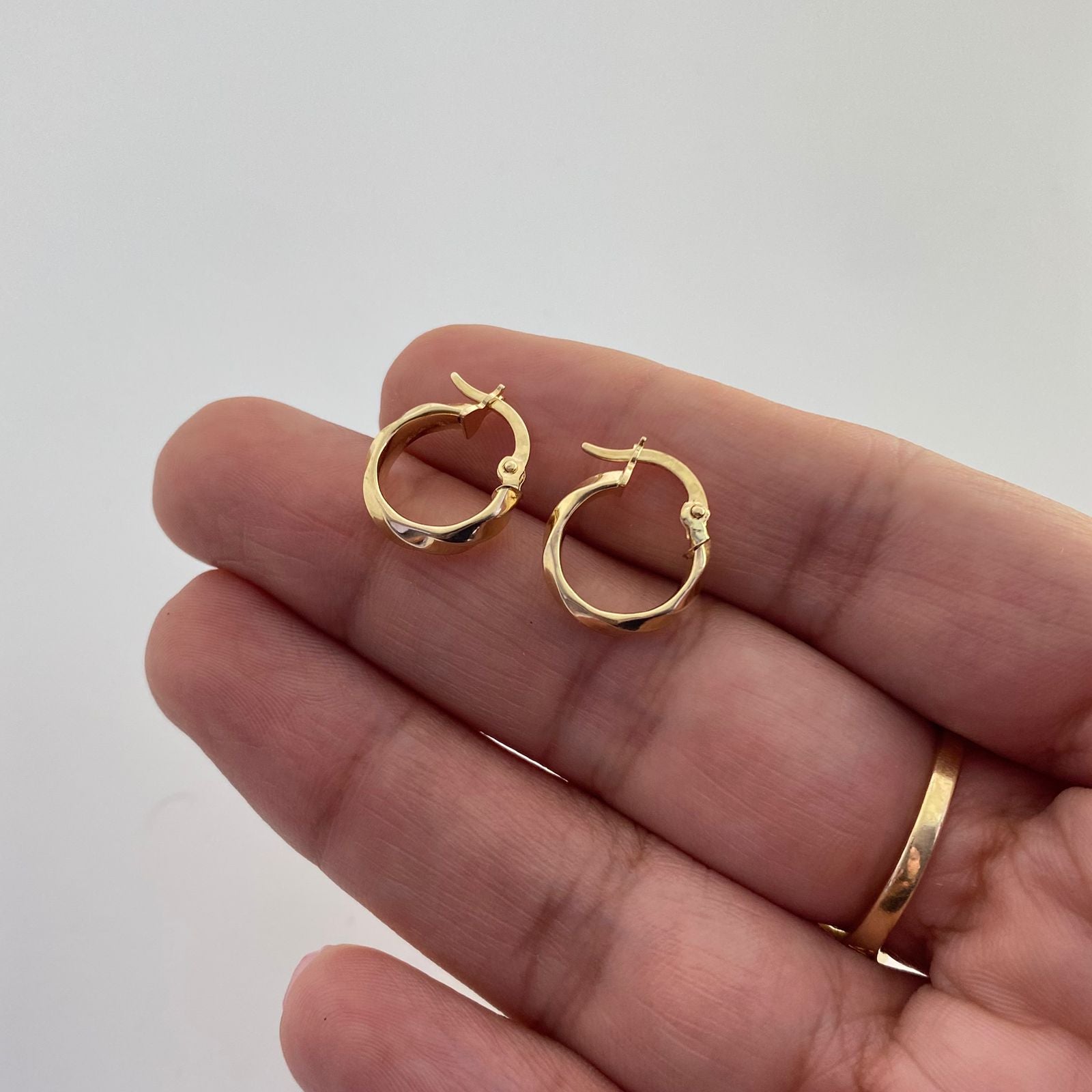 Candonga redonda trenzado relieve Oro amarillo 18k 1,25 Gr / 1,5 Cm