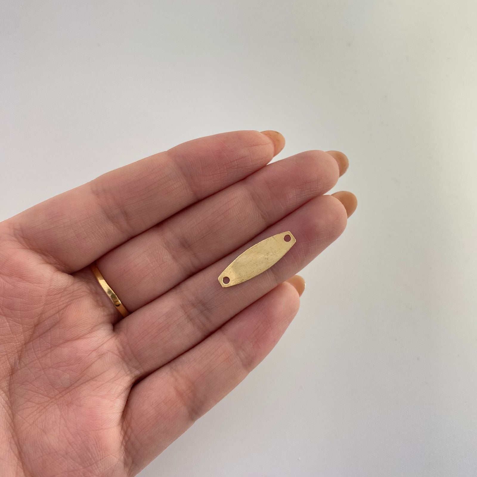 Herraje placa lise semi rectangular Oro amarillo 18k 0,4 Gr / 2,3 Cm