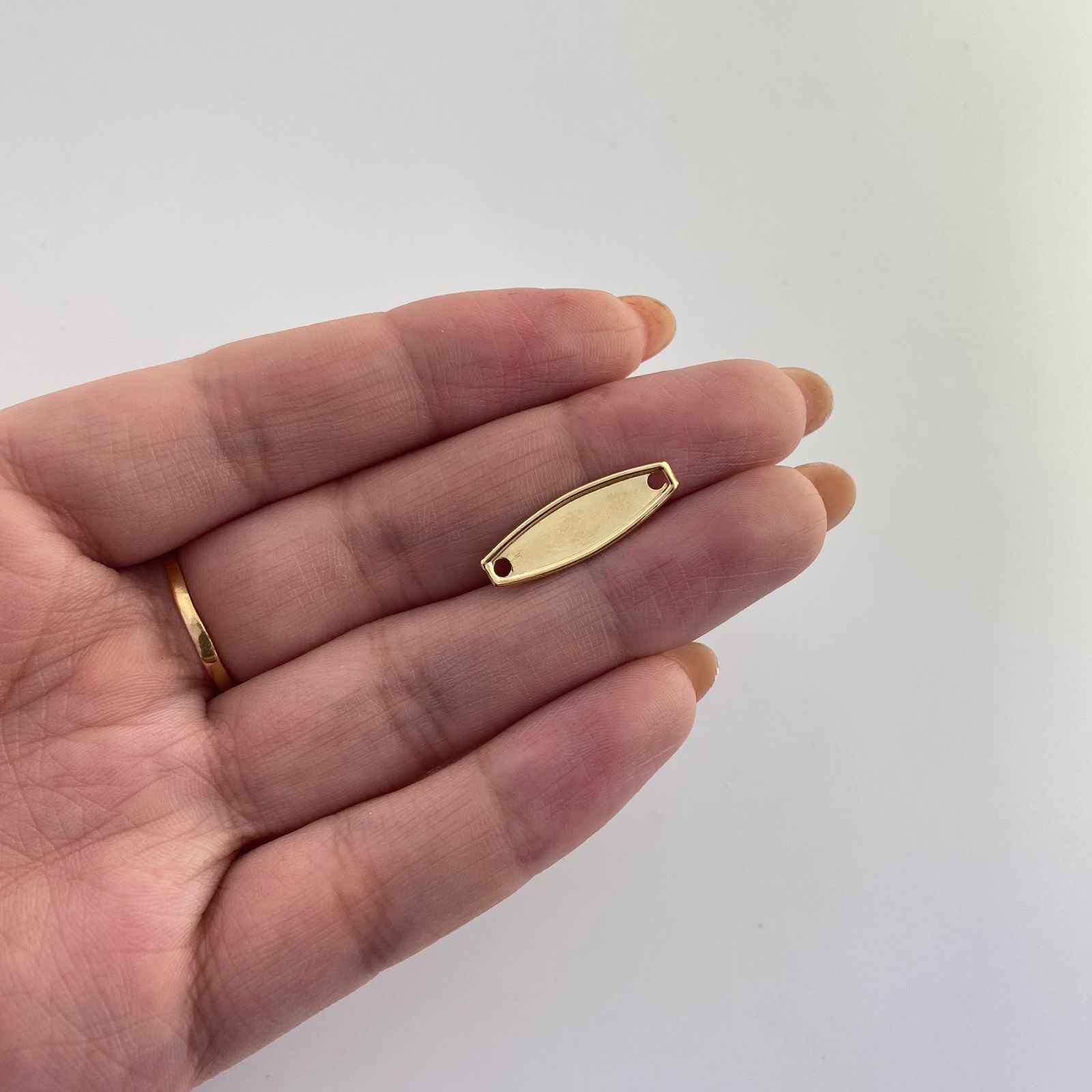 Herraje placa semi rectangular plana lisa Oro amarillo 18k 0,35 Gr / 2,2 Cm