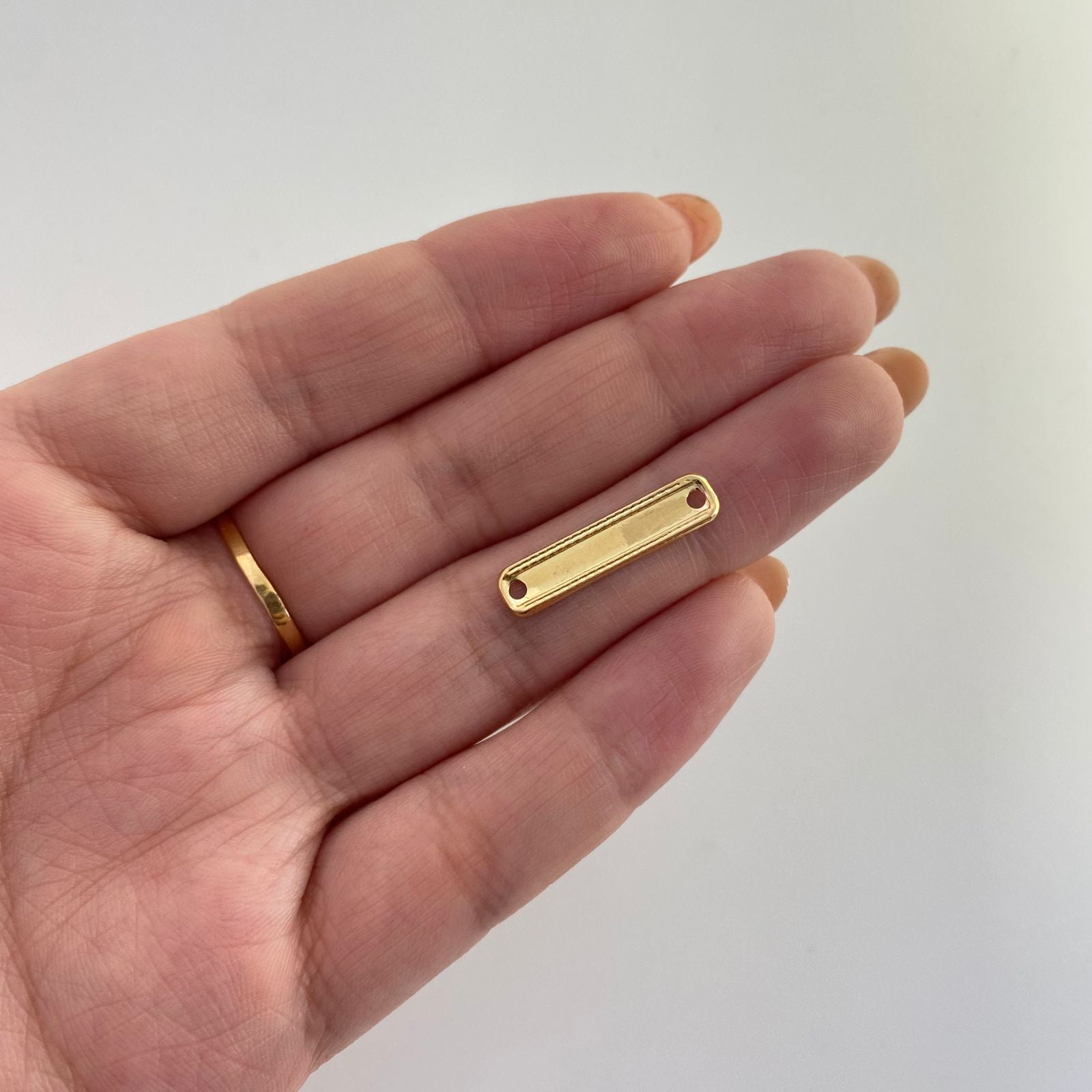 Herraje placa rectangular borde diamantado Oro amarillo 18k 0,35 Gr / 2,3 Cm