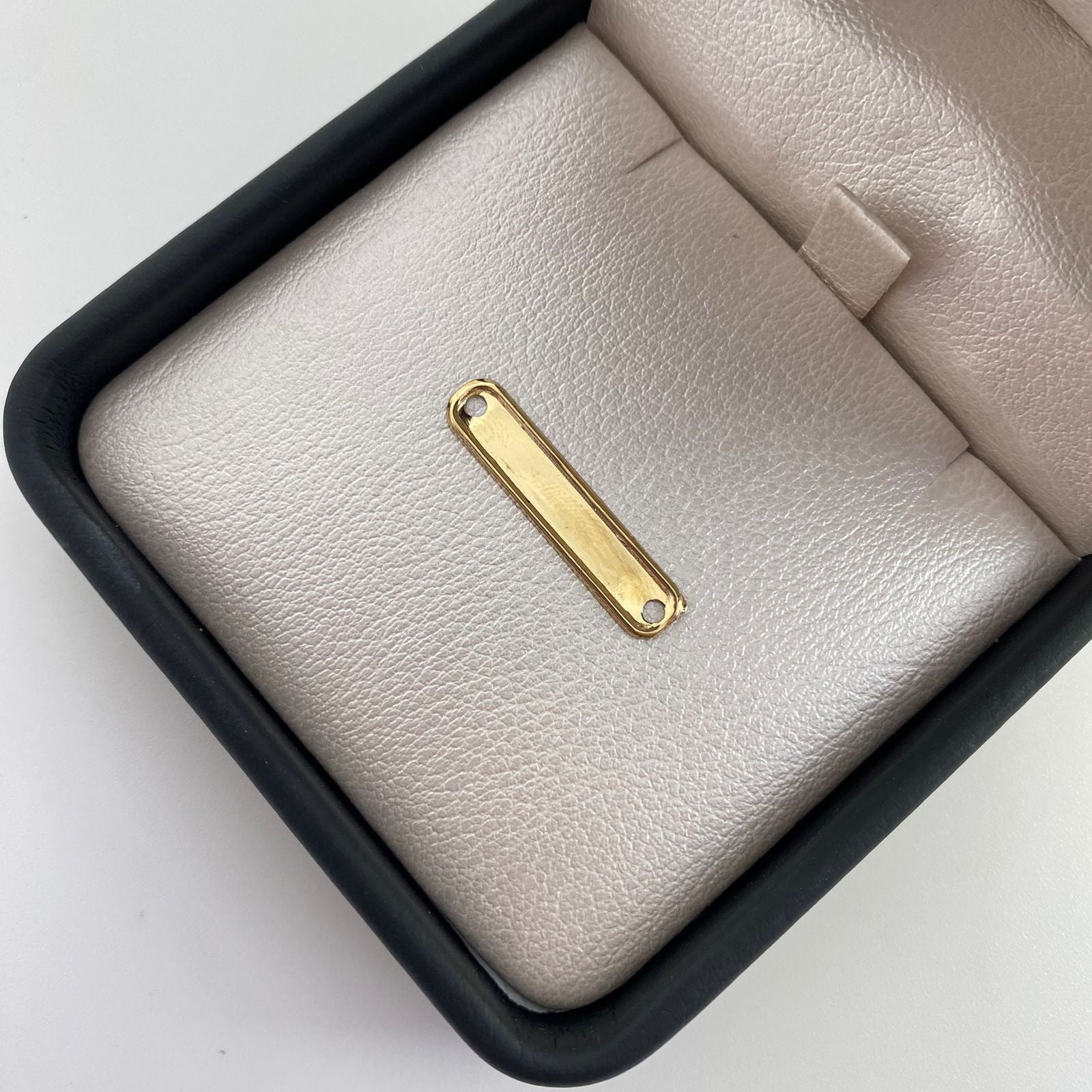 Herraje placa lisa semi rectangular Oro amarillo 18k 0,4 Gr / 2,6 Cm