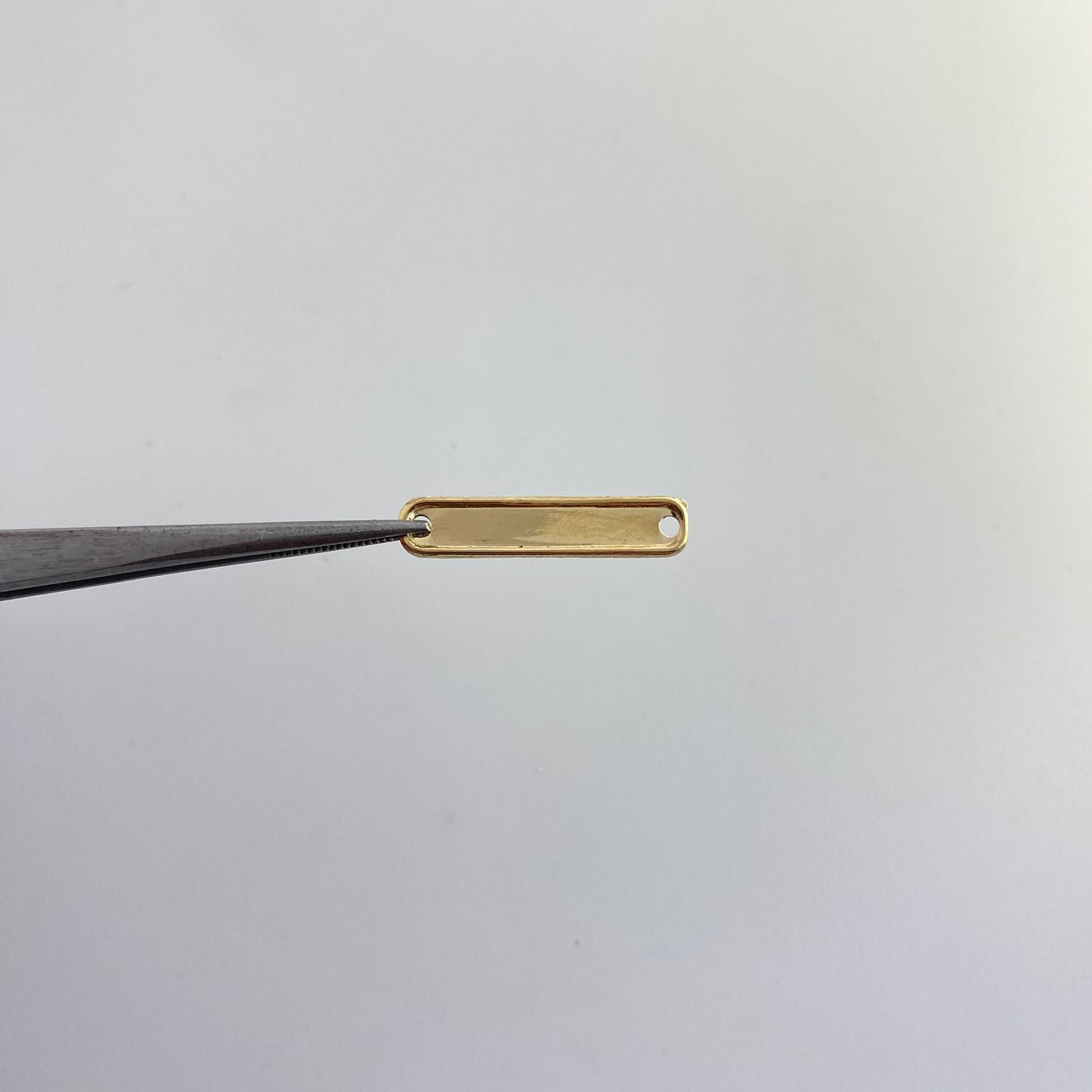 Herraje placa lisa semi rectangular Oro amarillo 18k 0,4 Gr / 2,6 Cm