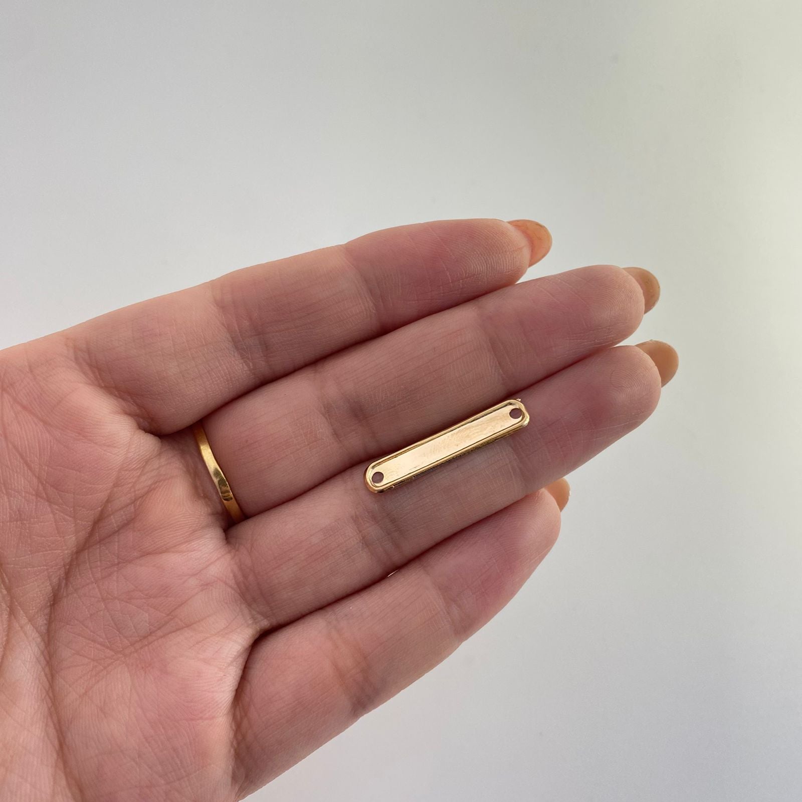 Herraje placa lisa semi rectangular Oro amarillo 18k 0,4 Gr / 2,6 Cm