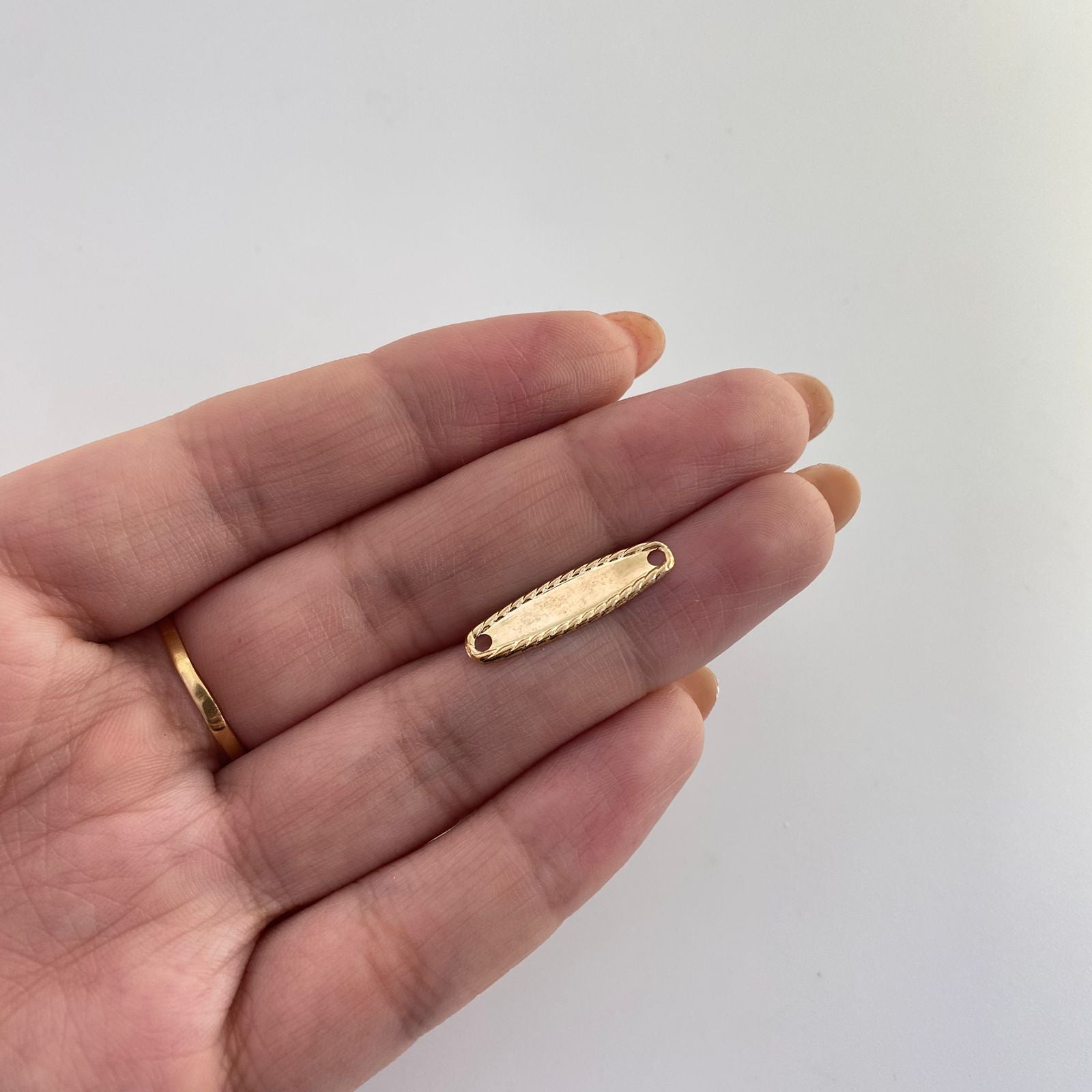 Herraje placa semi rectangular borde diamantado Oro amarillo 18k 0,35 Gr / 2,5 Cm