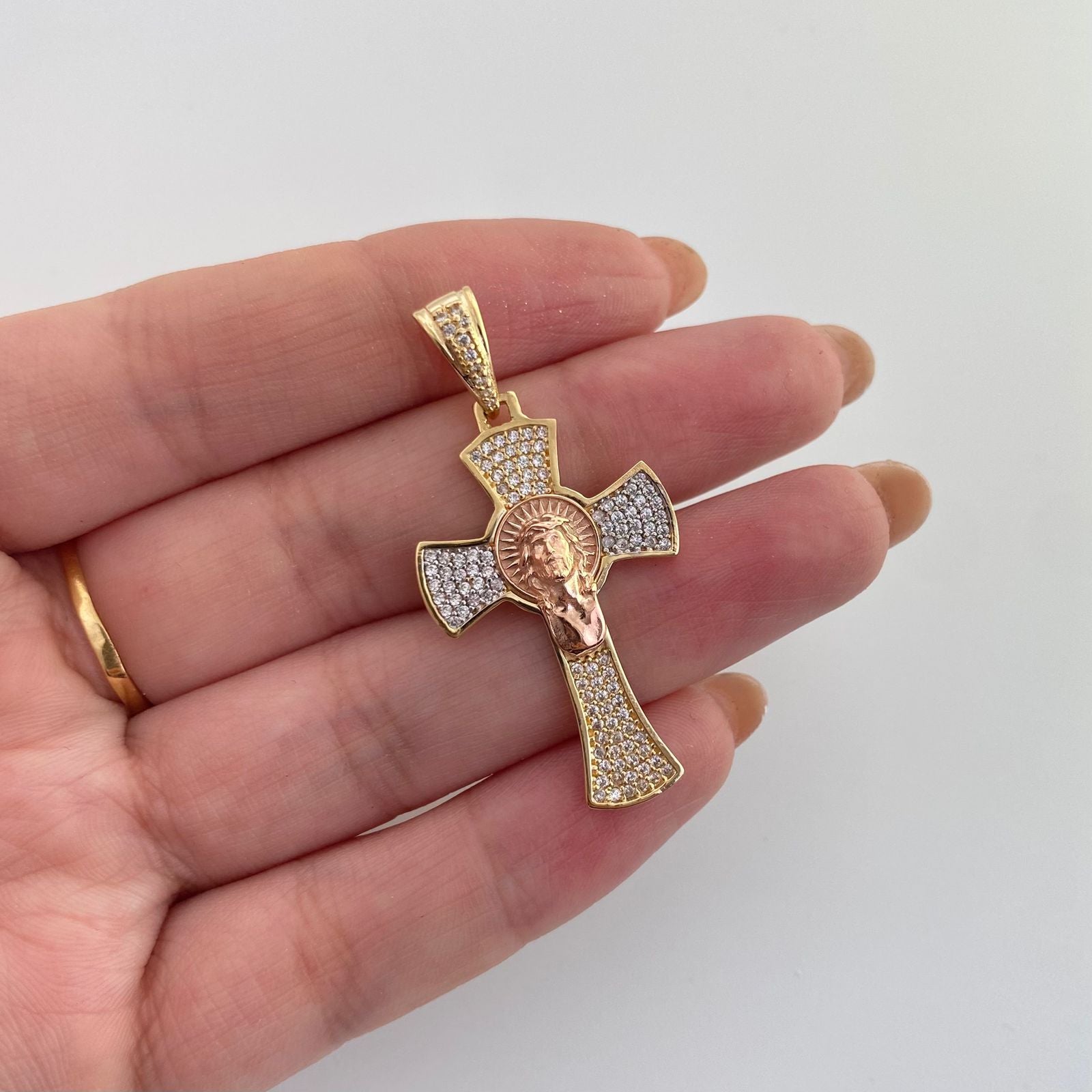 Dije cruz casting grabado relieve jesus Tres oros 18k 5,35 Gr / 4,5 Cm