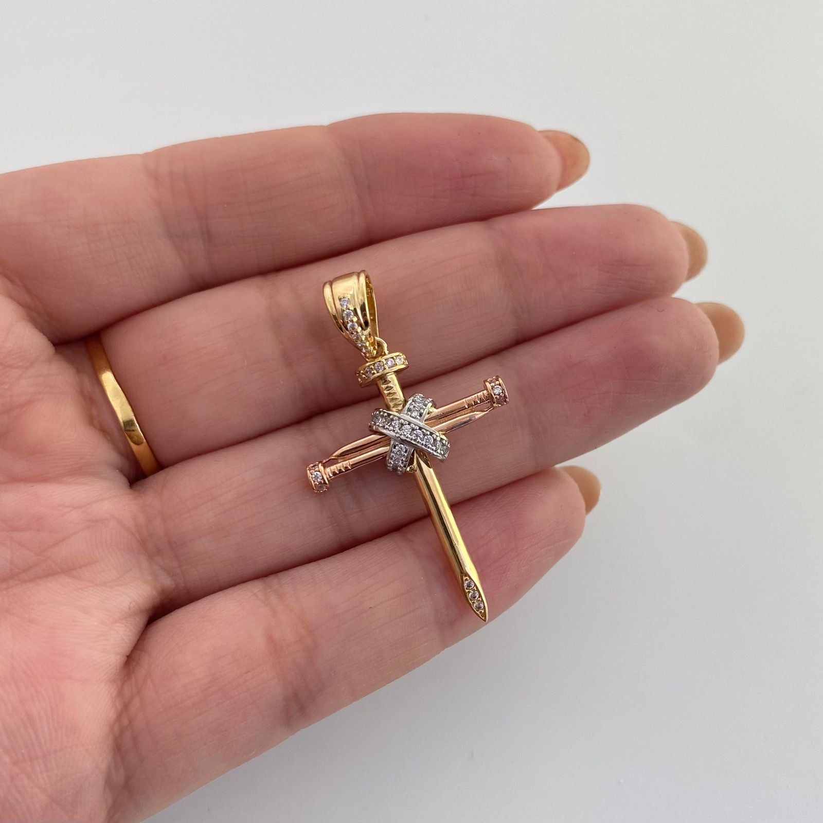Dije cruz clavo casting Tres oros 18k 3,9 Gr / 4,0 Cm