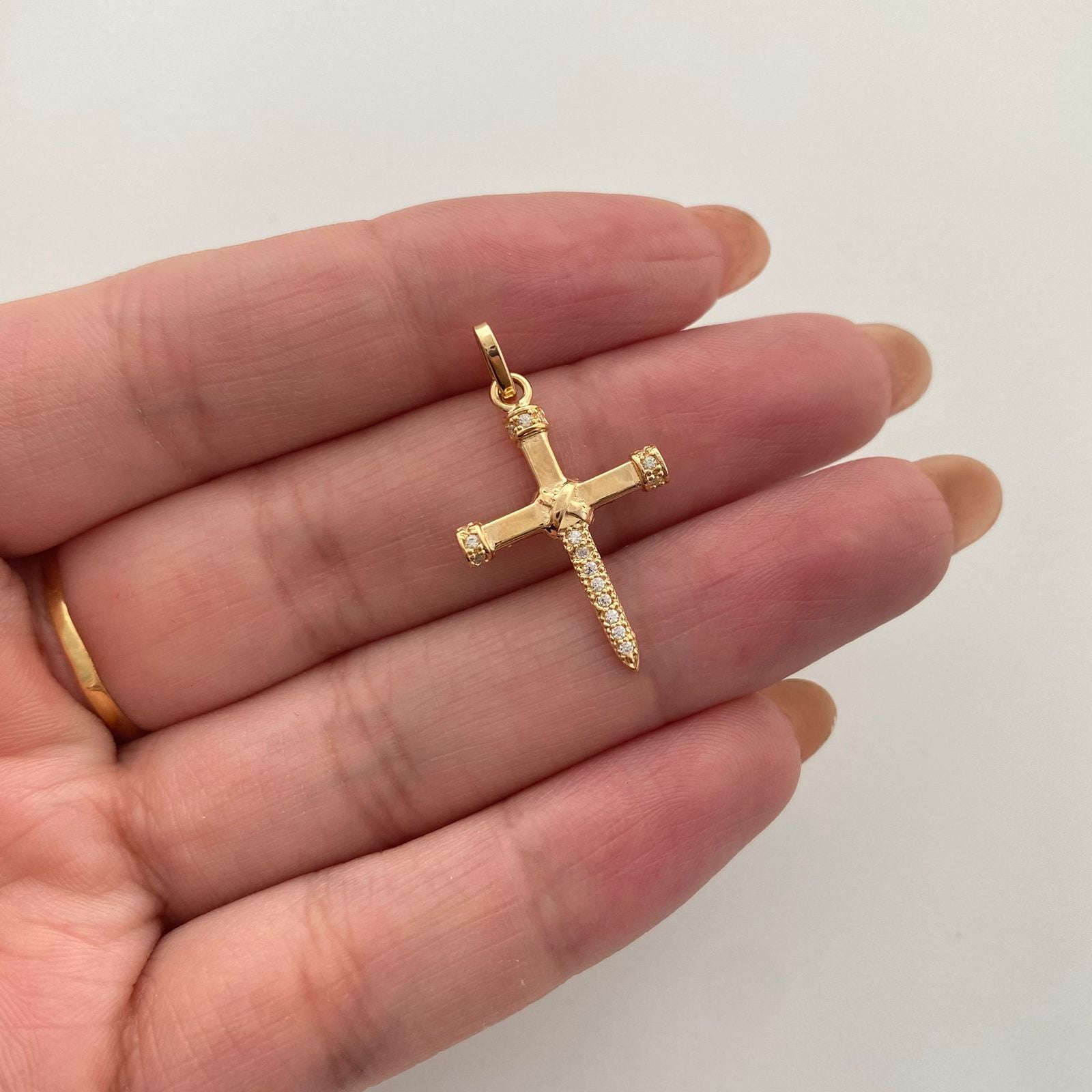 Dije cruz clavo casting Oro amarillo 18k 1,55 Gr / 3 Cm