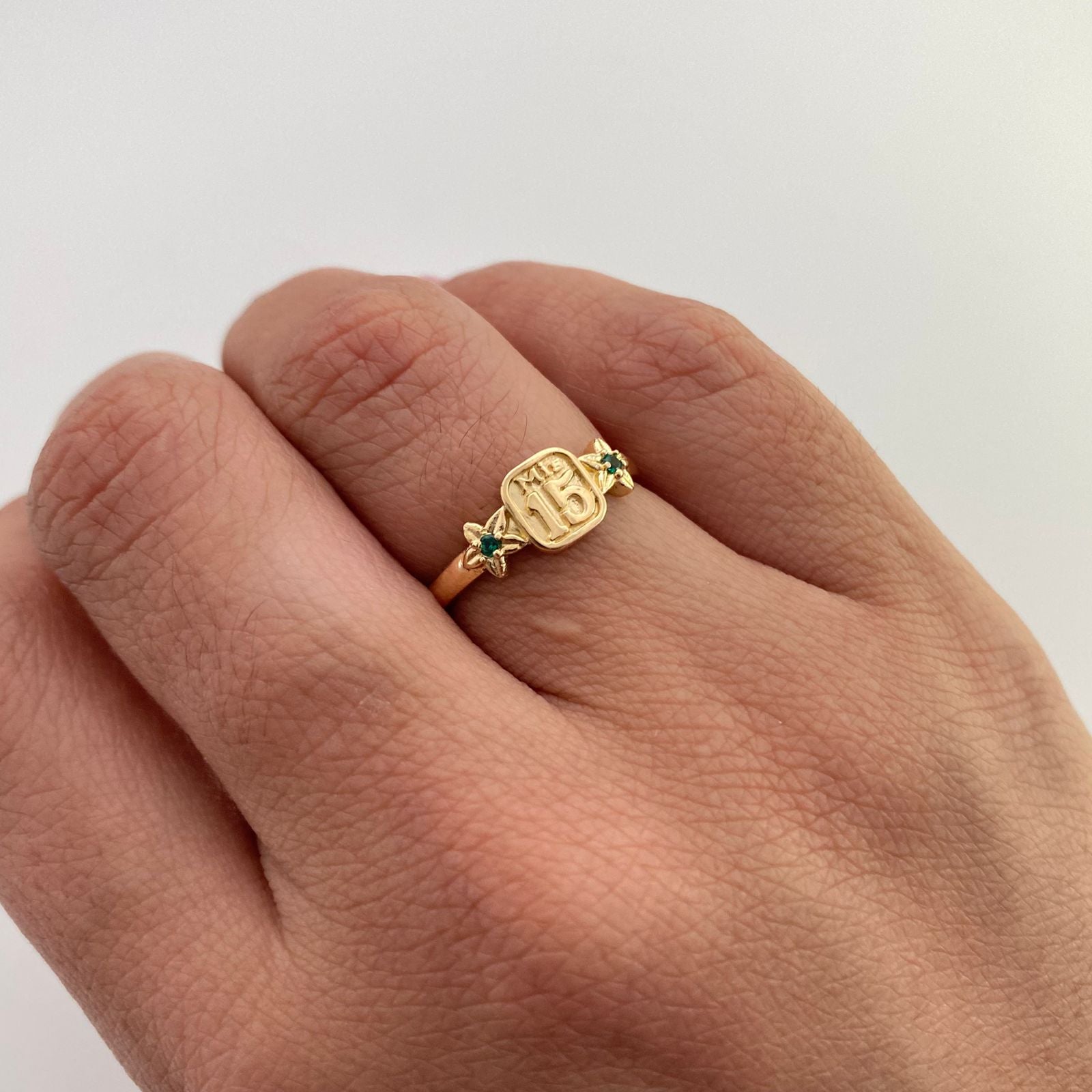 Anillo 15´s lateral flores centro circon verde Oro amarillo 18k / Talla 6 / 2,0 Gr