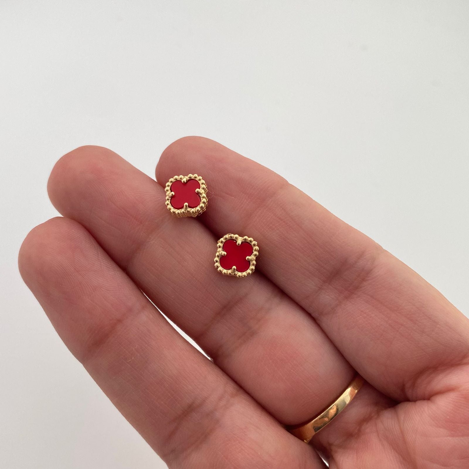Topos trebol fondo rojo Oro amarillo 18k +1 / 2,0 Gr / 7,3 mm