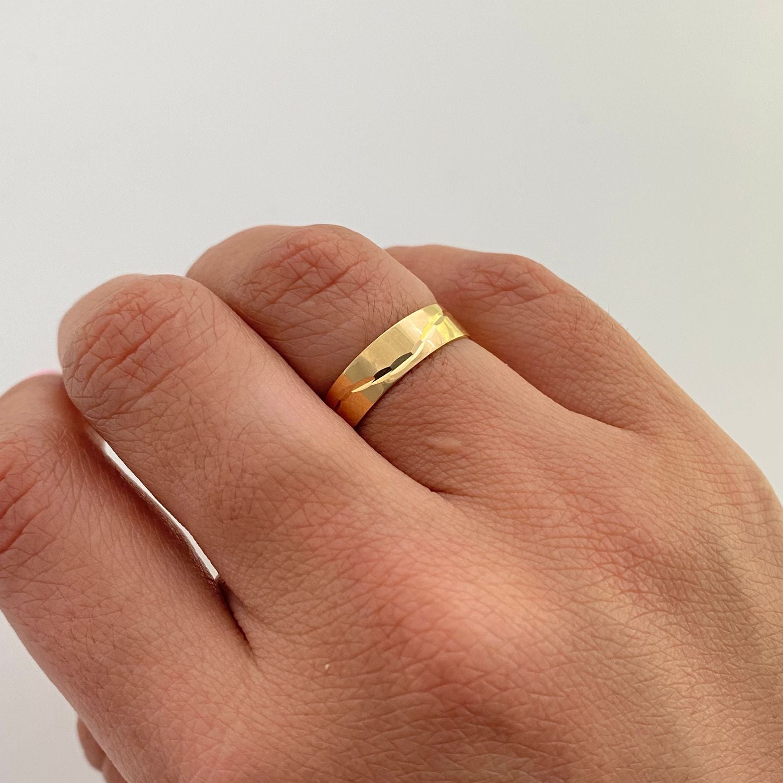 Anillo argolla grabado linea Oro amarillo 18k / Talla 6 1/4 / 2,25 Gr