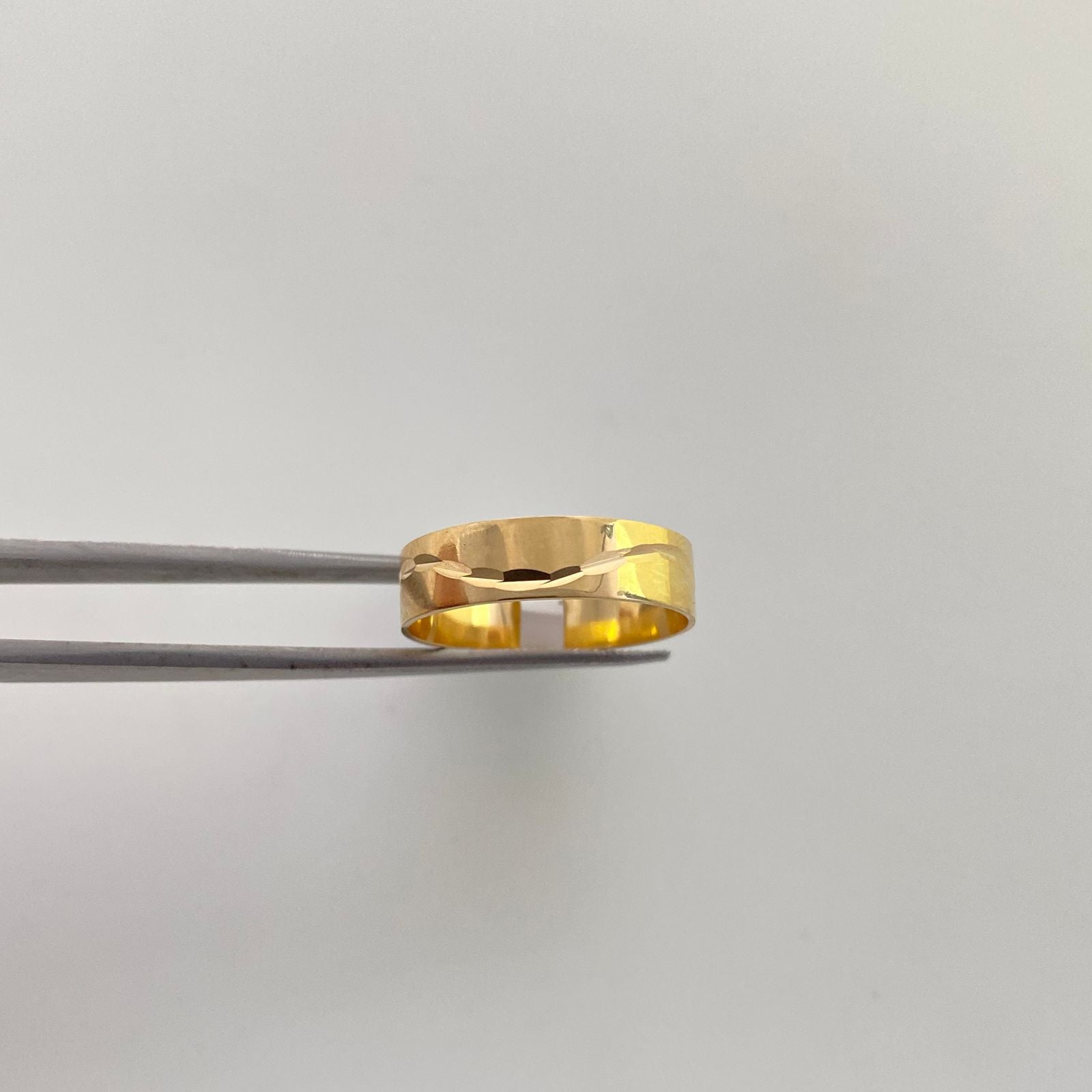 Anillo argolla grabado linea Oro amarillo 18k / Talla 6 1/4 / 2,25 Gr