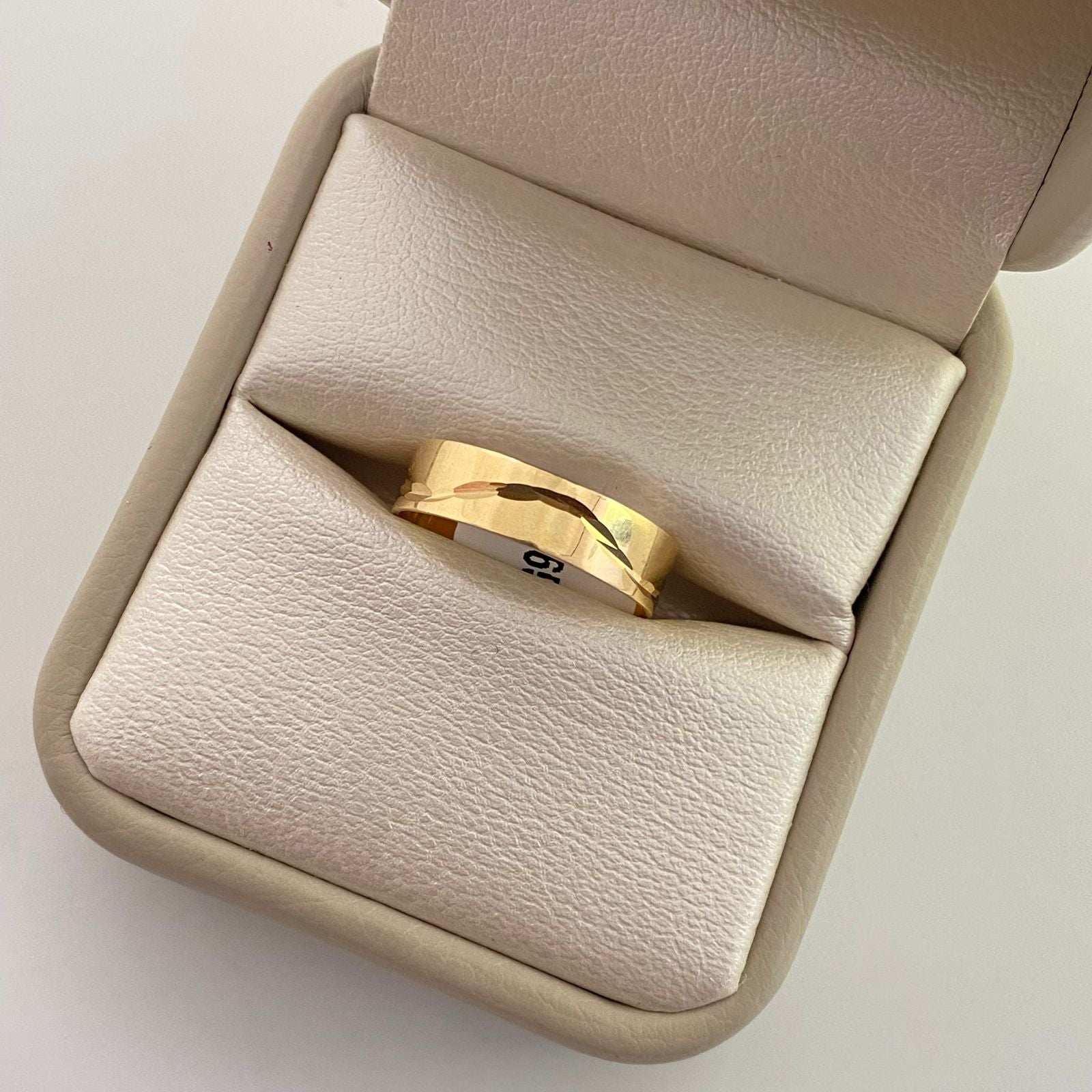 Anillo argolla grabado linea Oro amarillo 18k / Talla 6 1/4 / 2,25 Gr