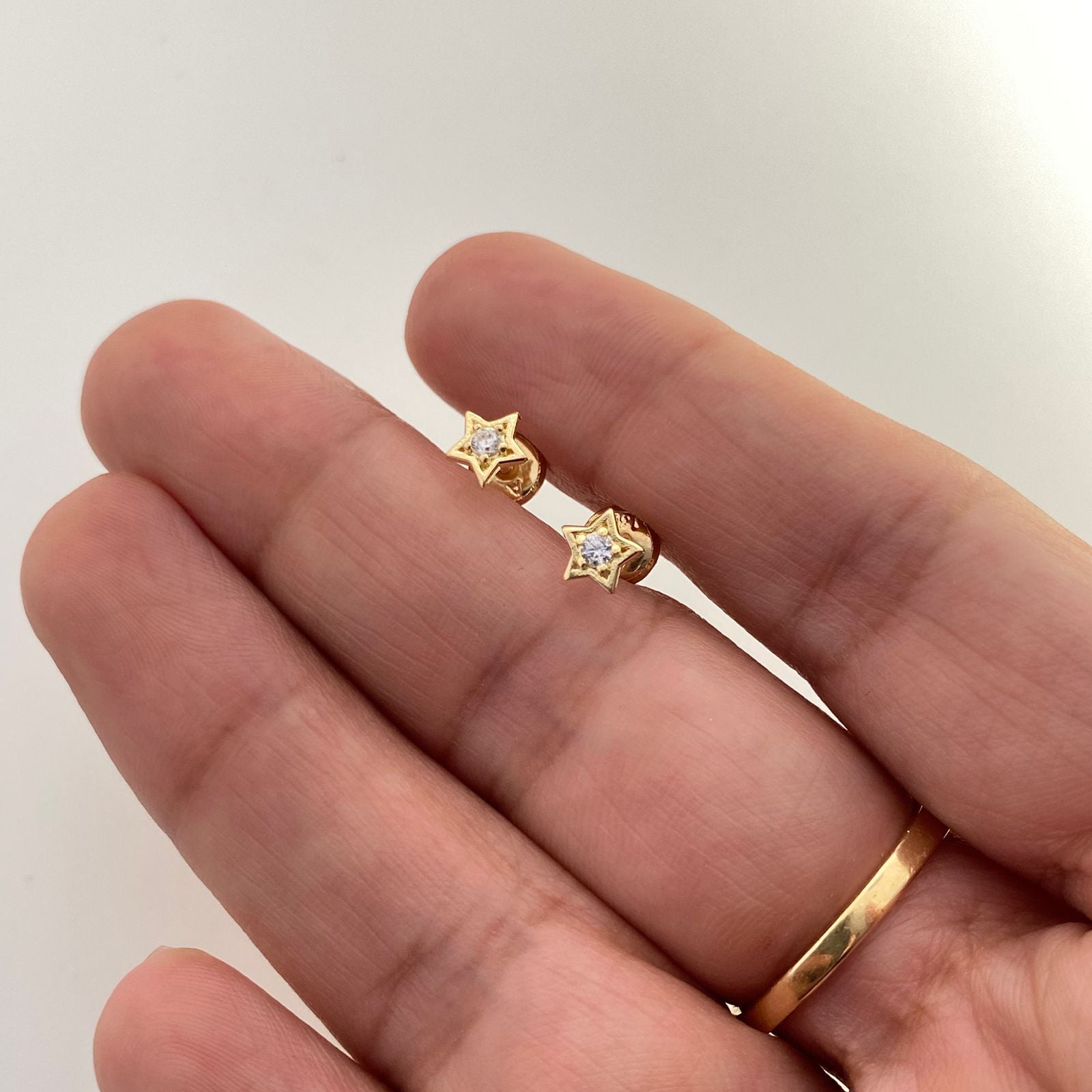 Topos estrella circon central Oro amarillo 18k 0,7 Gr / 5,55 mm