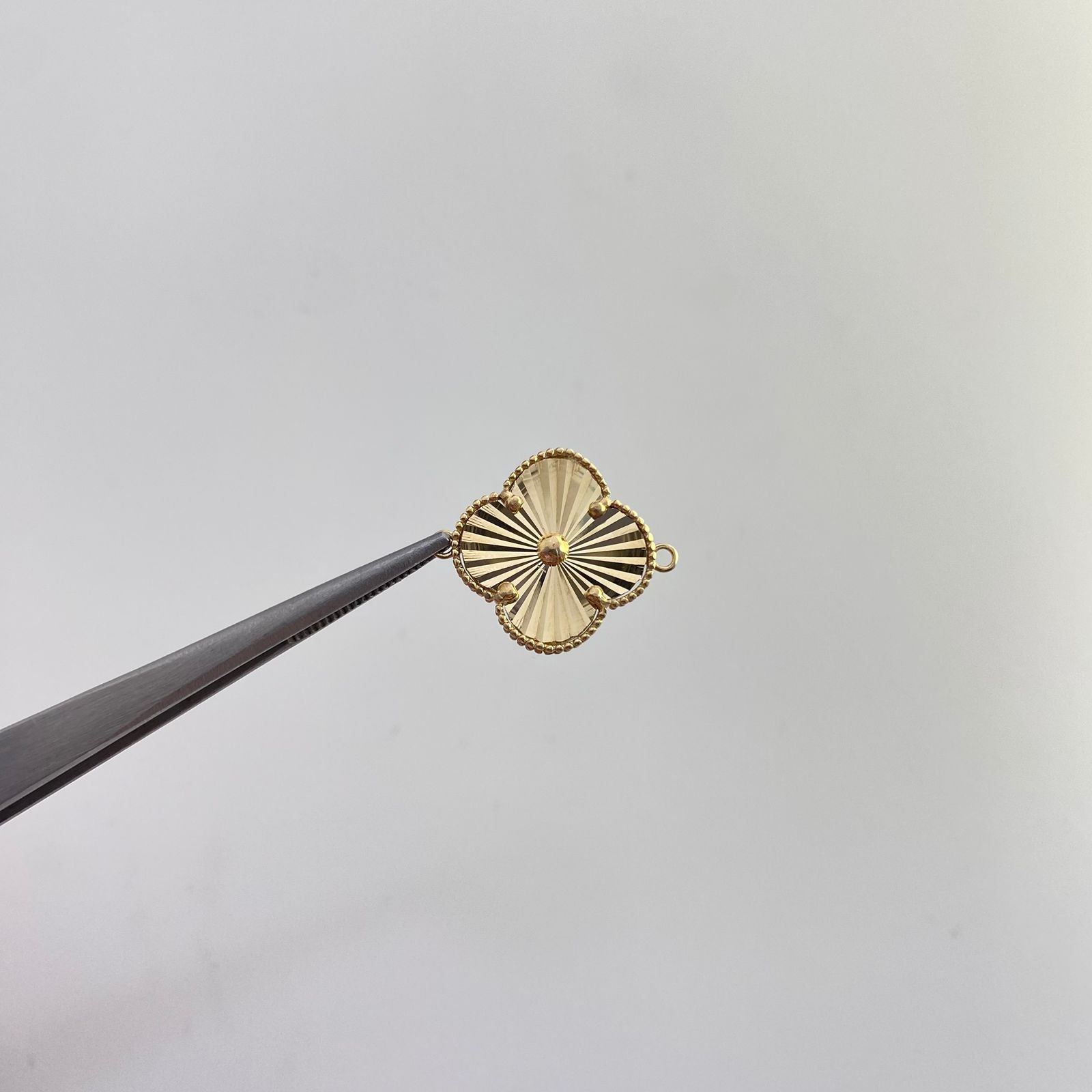 Herraje It trebol fondo diamantado Oro amarillo 18k +4 / 1,8 Gr / 1,8 Cm