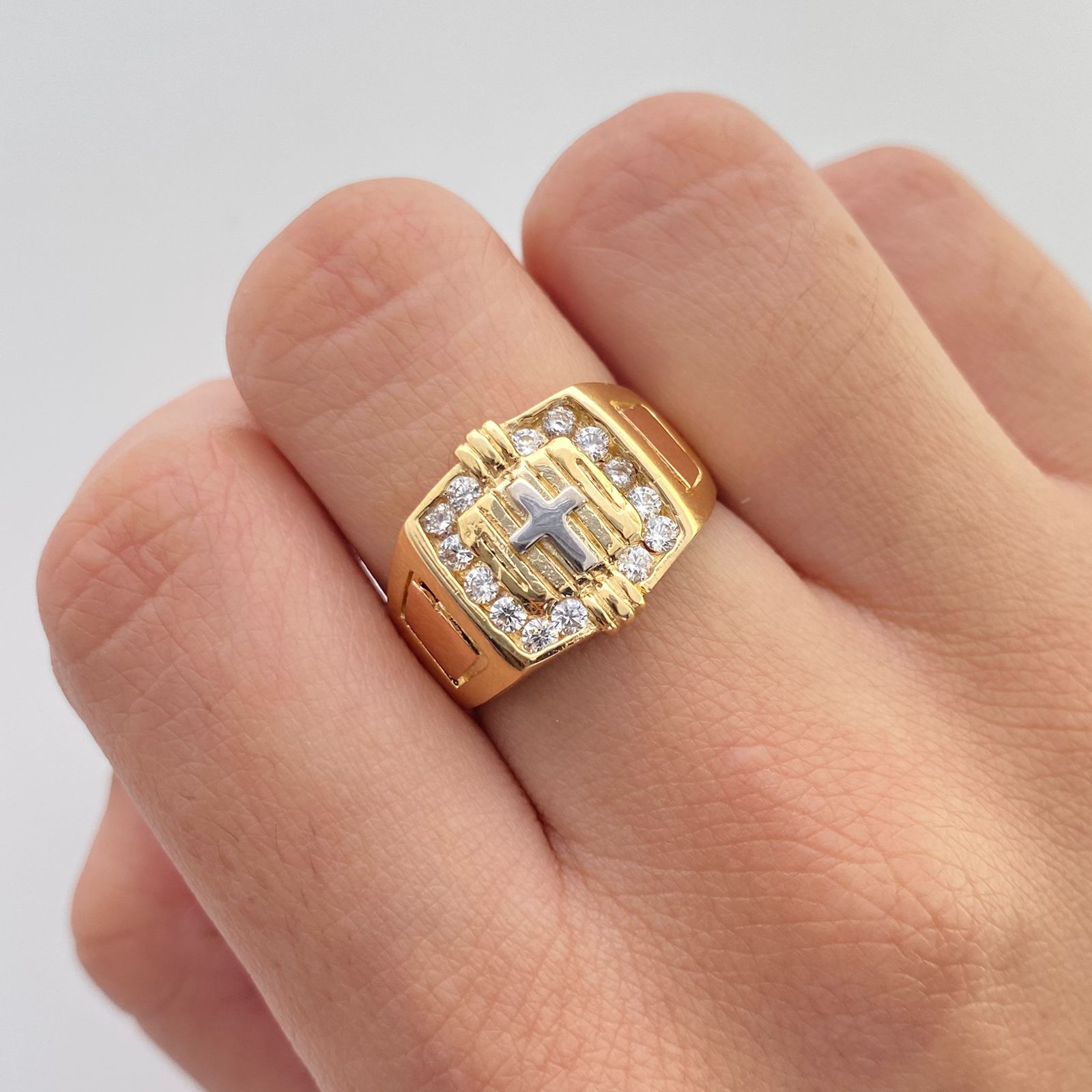 Anillo cruz central rededor casting Oro amarillo 18k / Talla 10 / 5,65 Gr