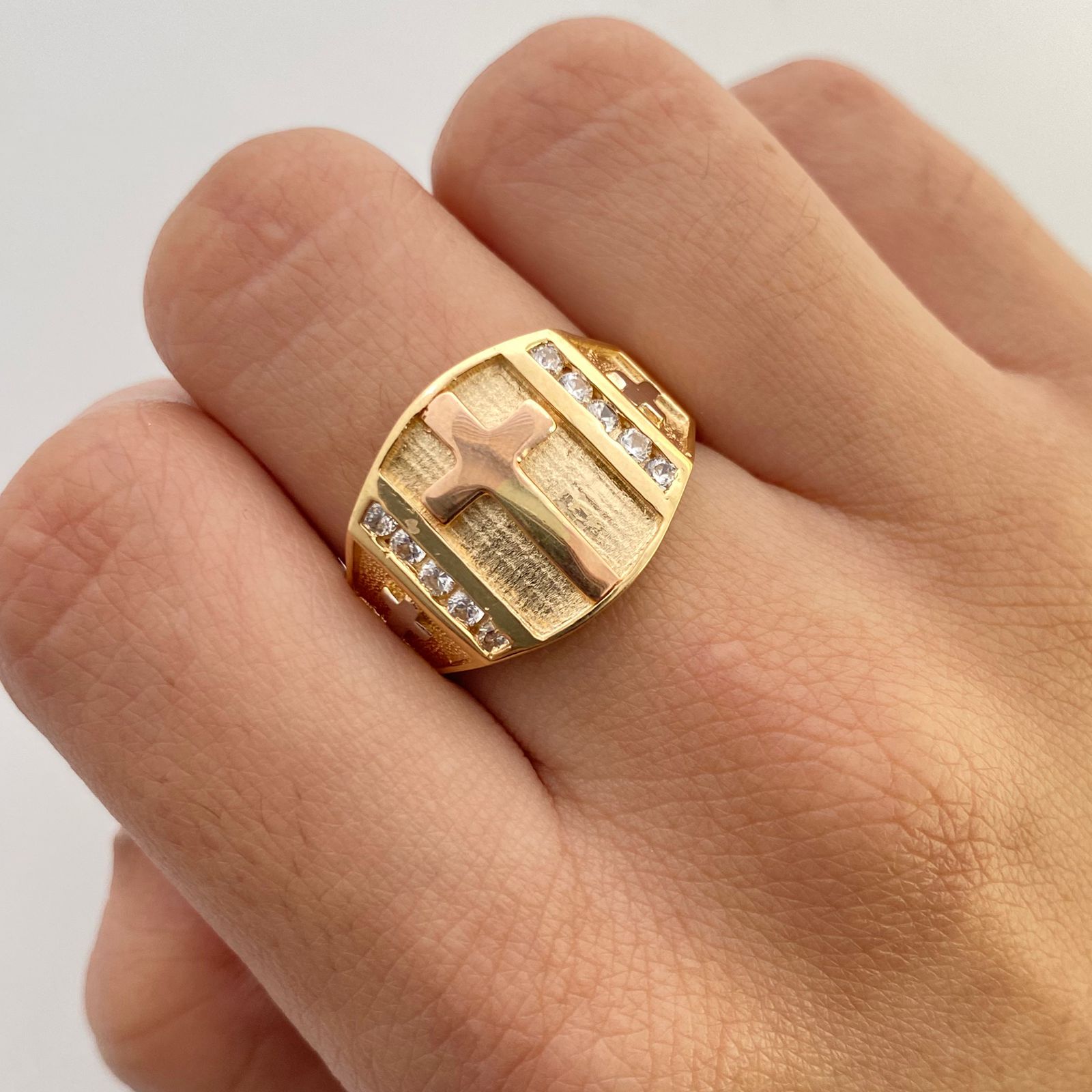 Anillo cruz lisa central lateral casting Tres oros 18k / Talla 10 1/2 / 8,25 Gr