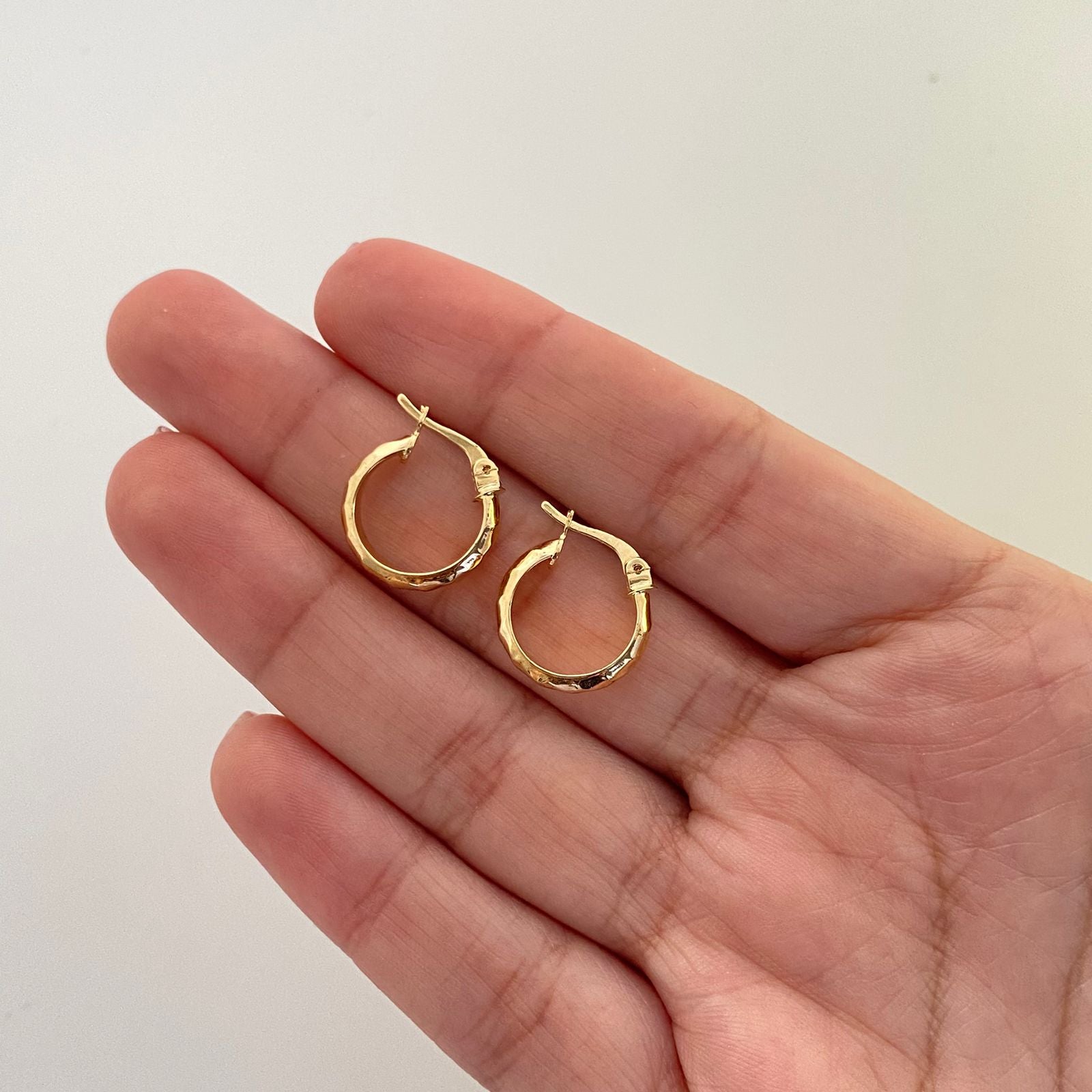 Candonga redonda lisa relieve Oro amarillo 18k 1,35 Gr / 1,5 Cm