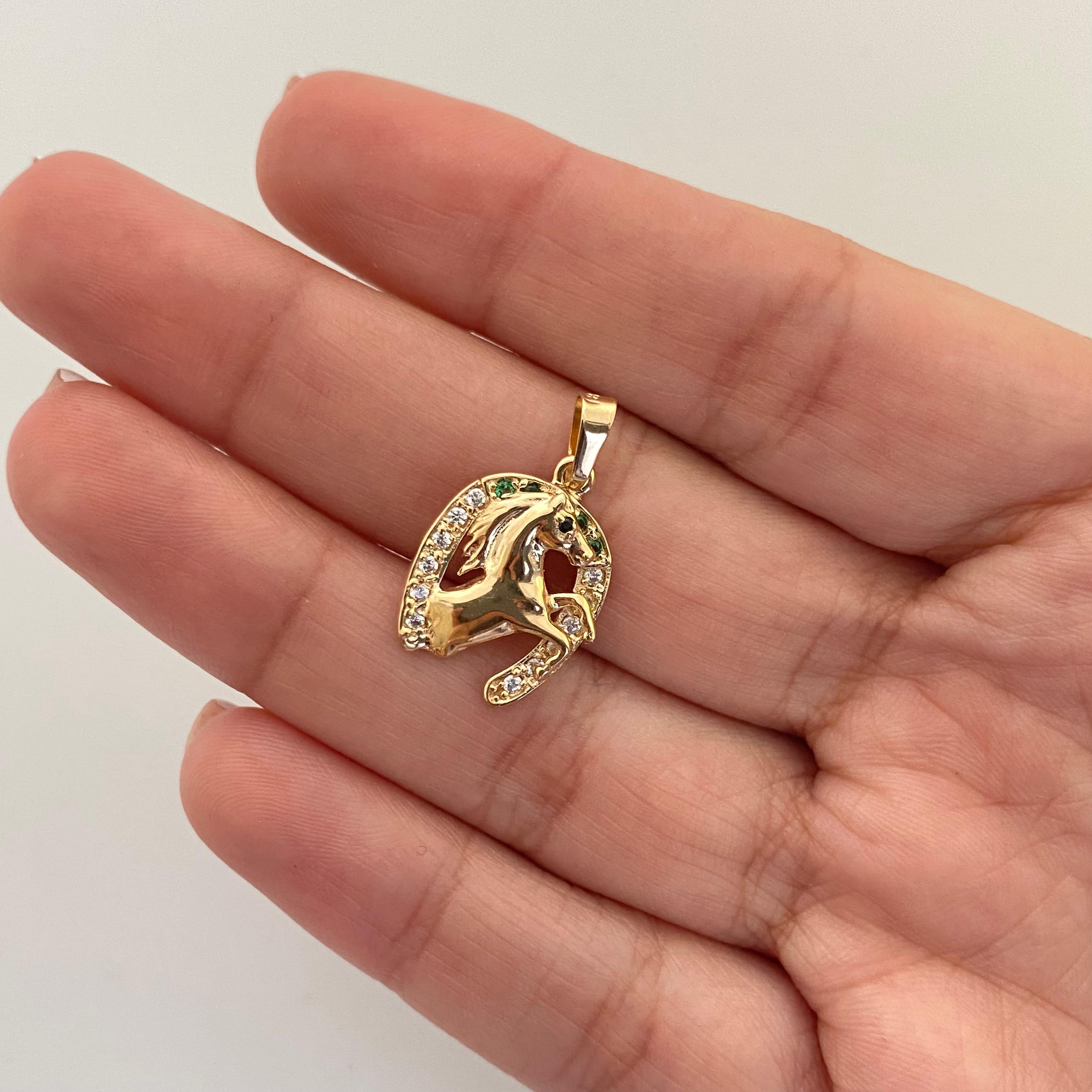 Dije herradura casting verde y blanco Oro amarillo 18k 2,15 Gr / 2,2 Cm