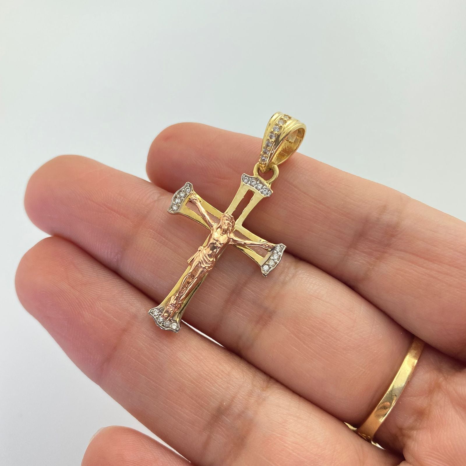 Dije cruz cristo casting Tres oros 18k 3,2 Gr / 3,5 Cm