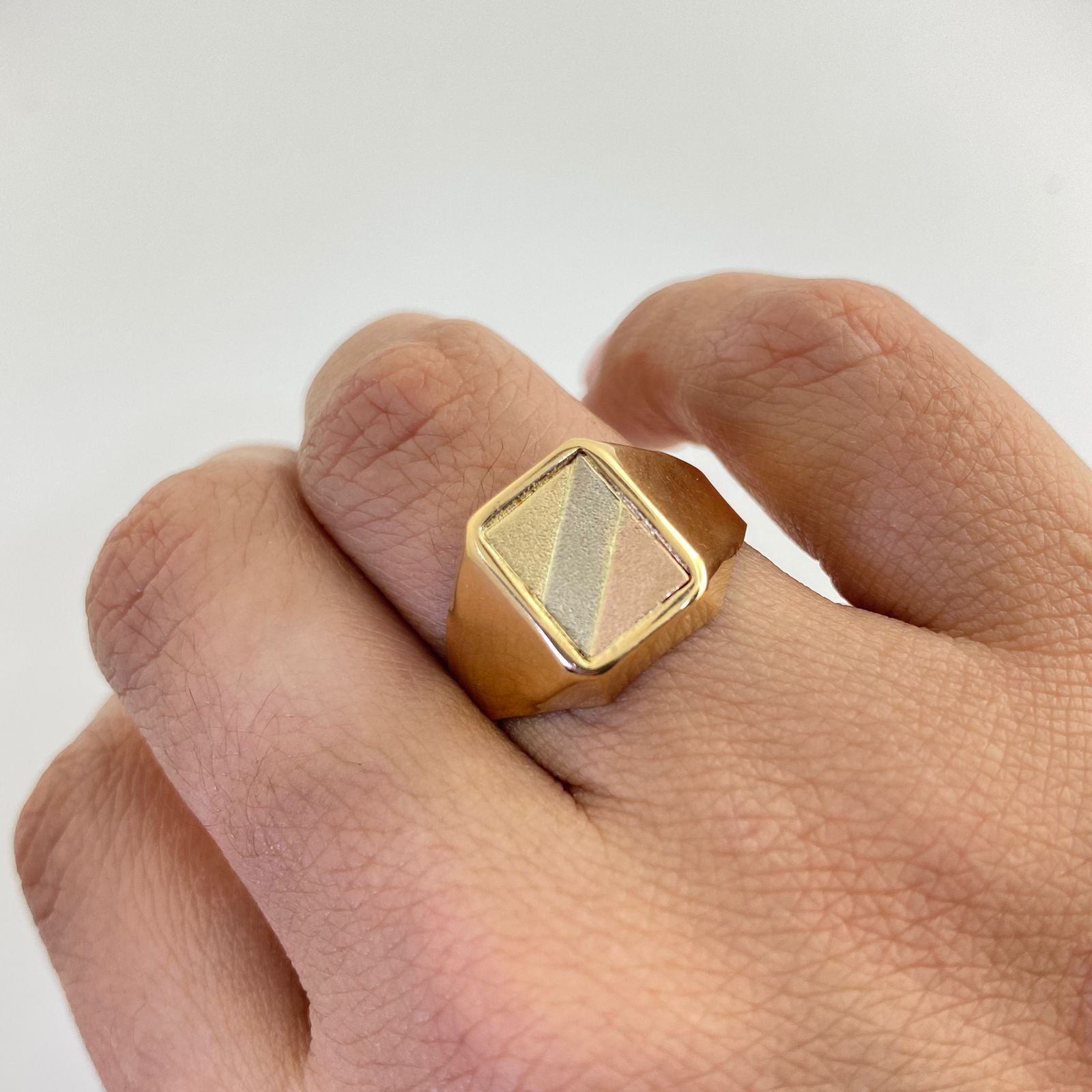Anillo cuadro franjas Tres oros 18k / Talla 9 1/4 / 3,35 Gr