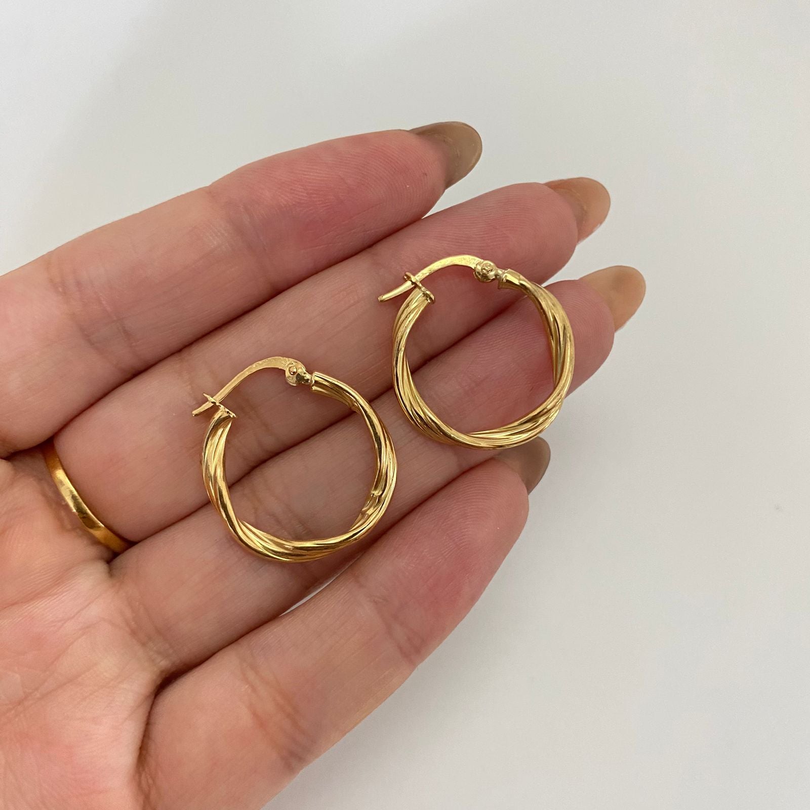 Candonga entorchada lineas Oro amarillo 18k 1,9 Gr / 2,2 Cm