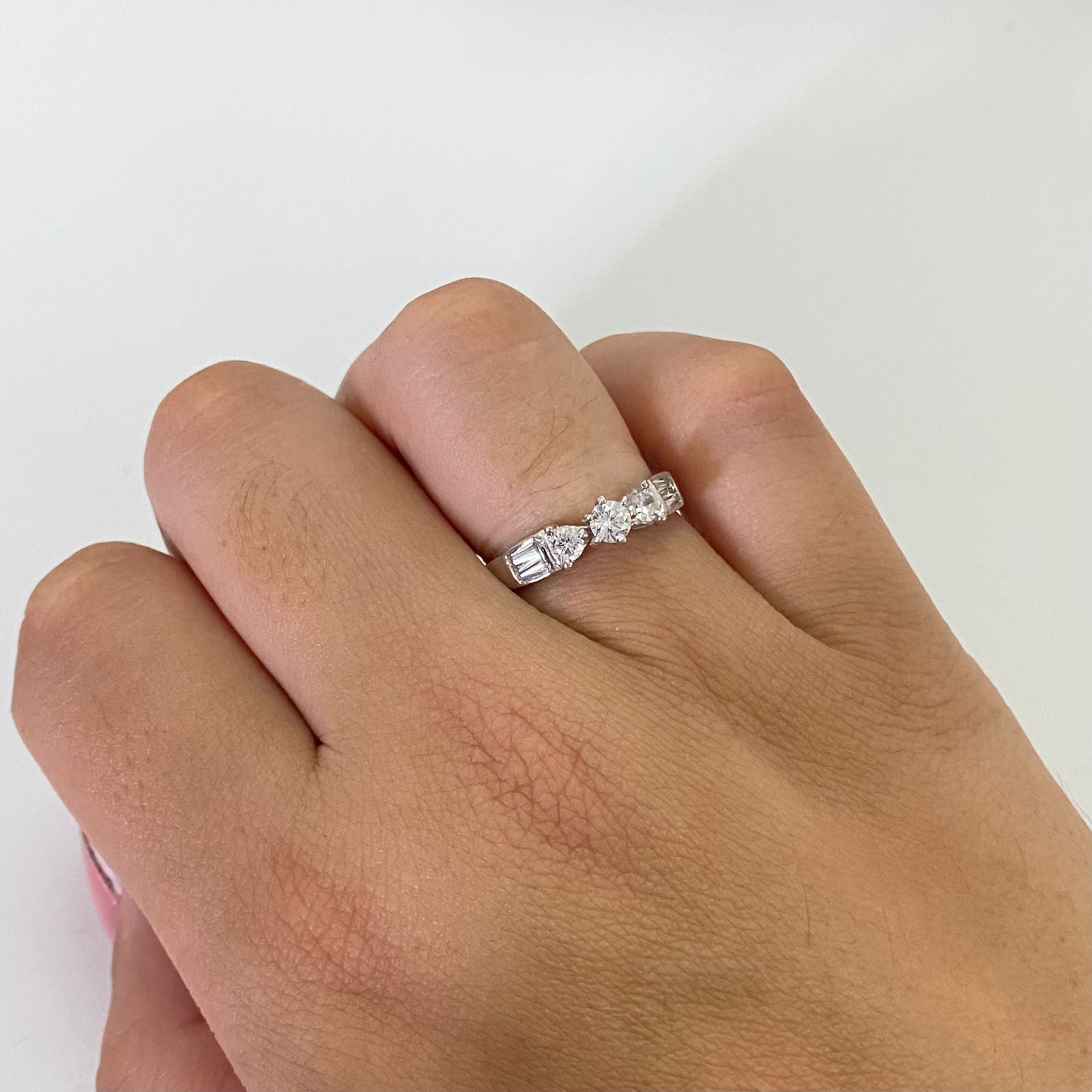 Anillo solitario tipo moño Oro blanco 18k / Talla 6 1/4 / 2,65 Gr