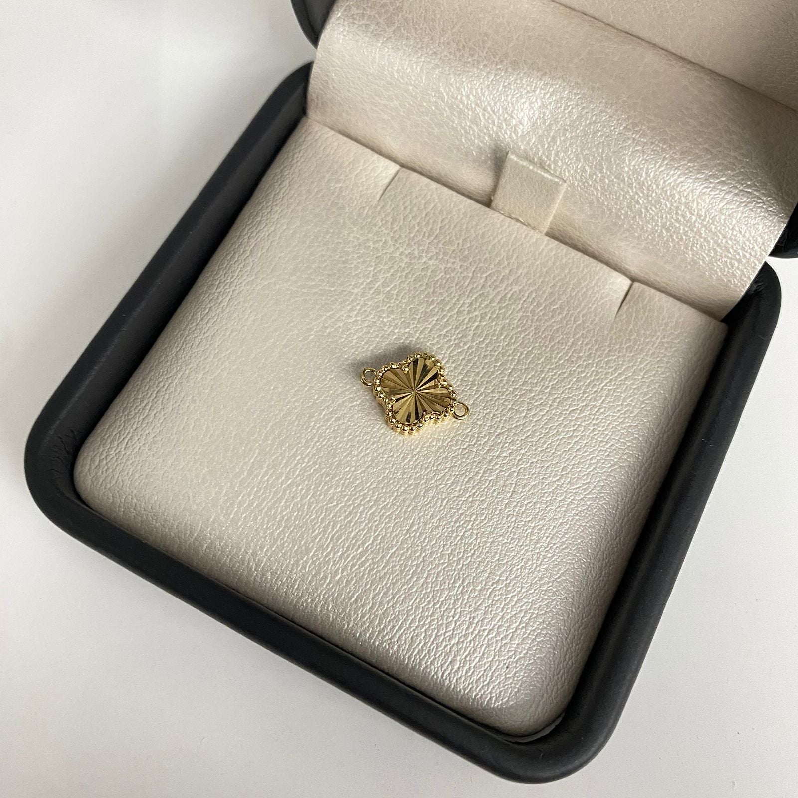 Herraje trebol fondo diamantado borde punteado Oro amarillo 18k 1,0 Gr / 1,5 Cm
